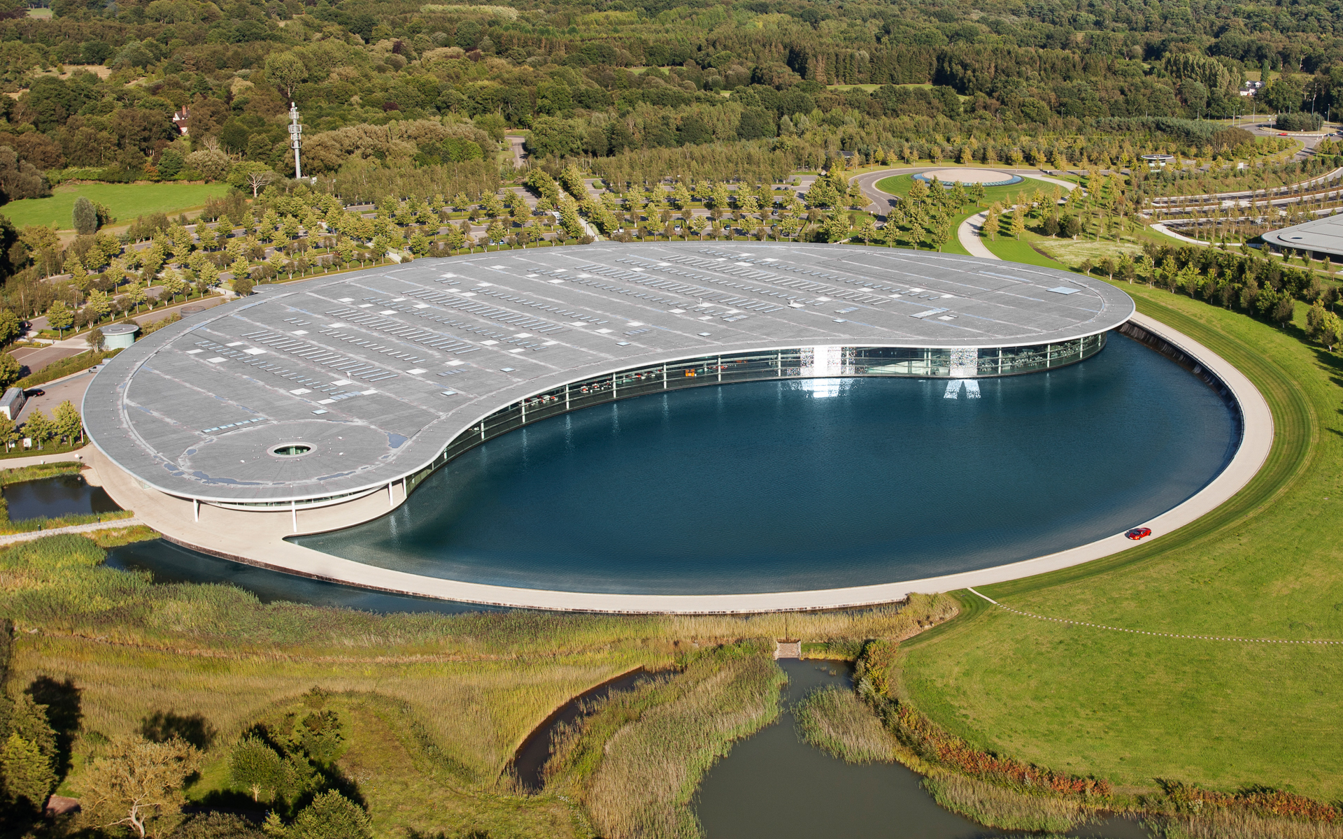 マクラーレン・テクノロジー・センター（MTC）は、建物と湖が陰陽をモチーフとした完全な円を描いている