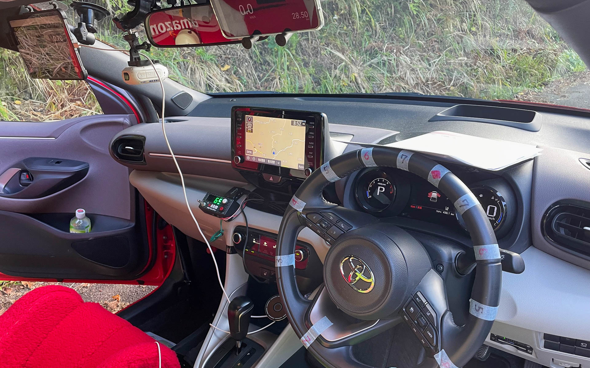 ガチャピン号の車内。いろんなディスプレイから情報を得ているようです。僕にはわからない……