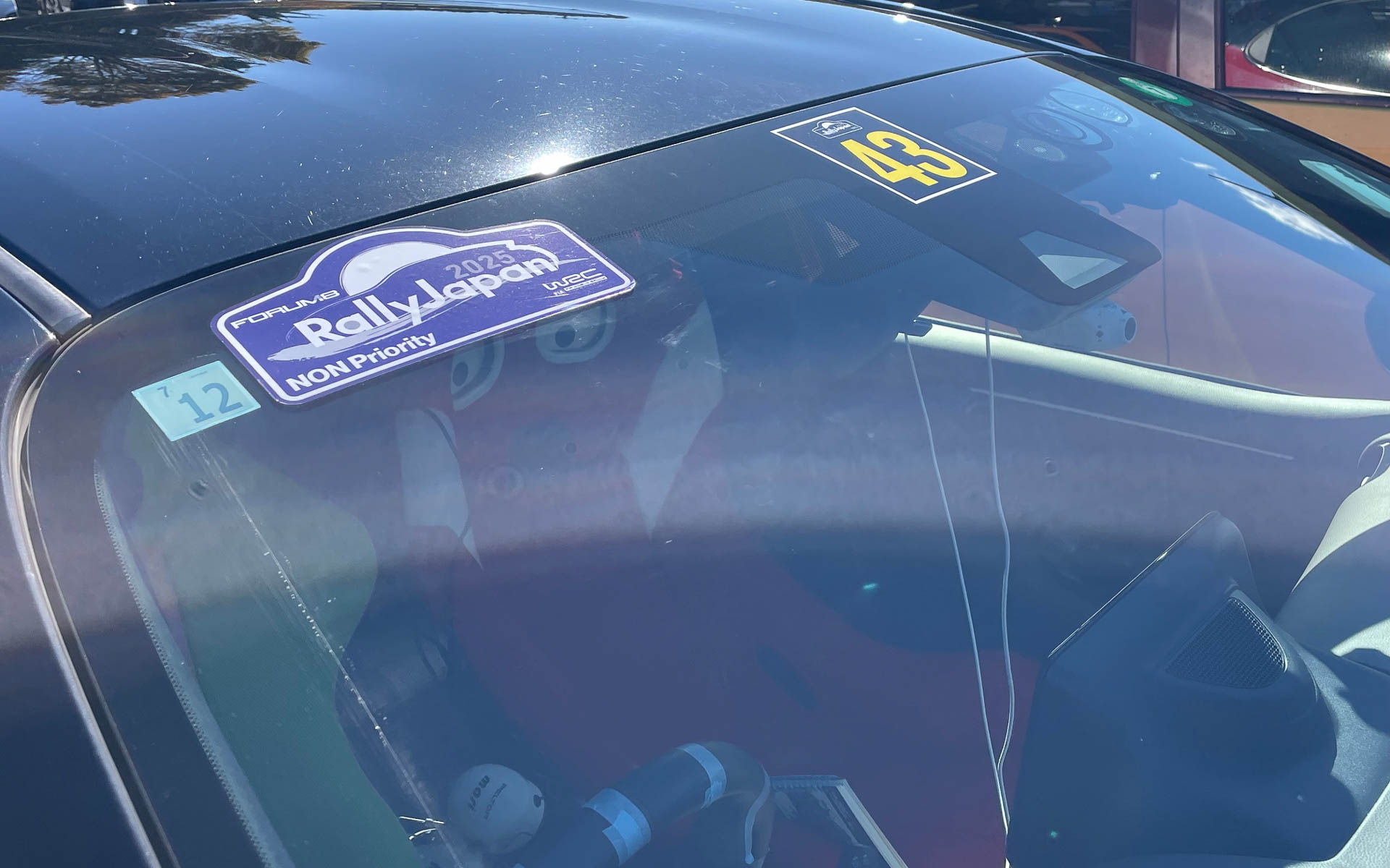 レッキ車に貼られるステッカー。これで制限エリアも識別される