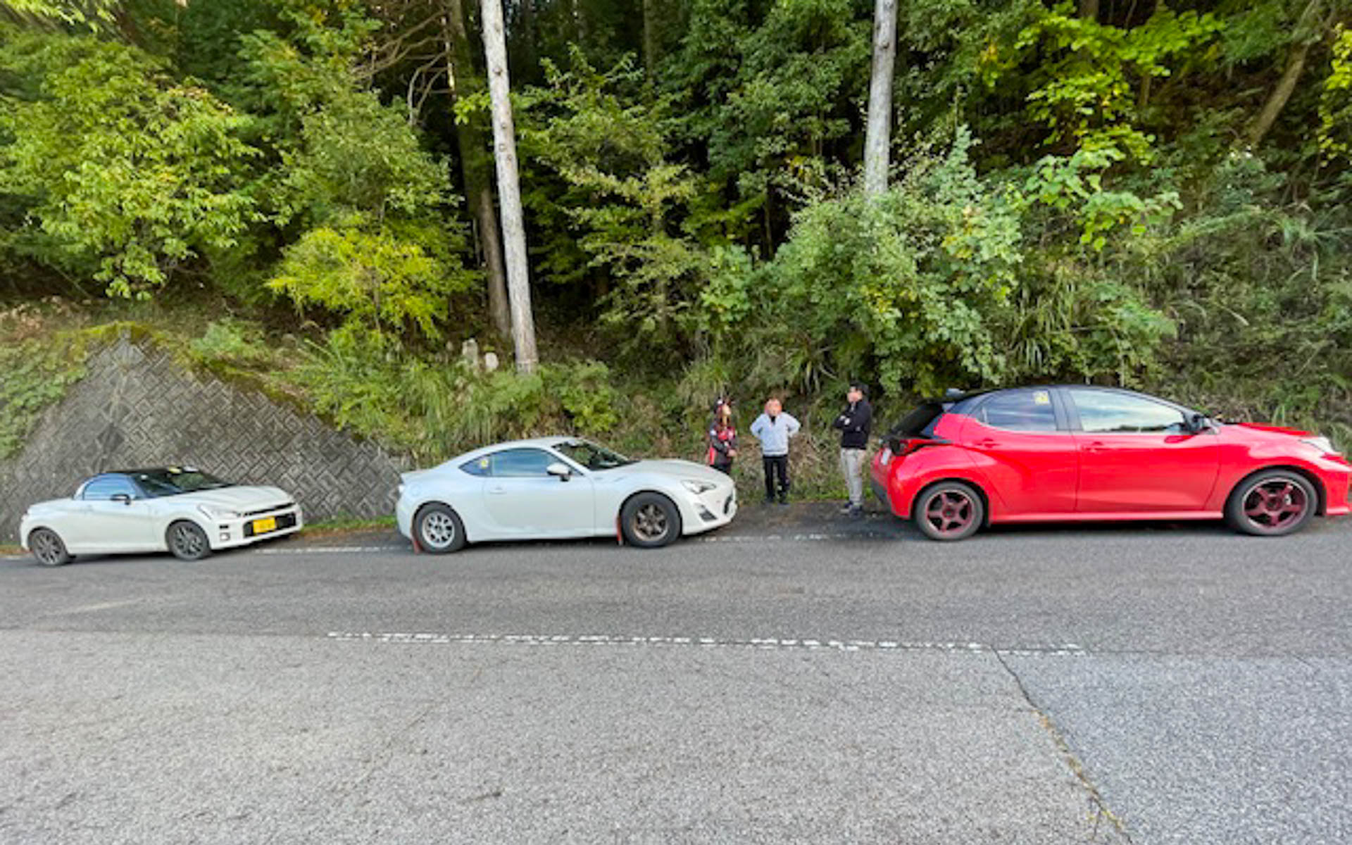 レッキ中の仲間。車種はさまざまです