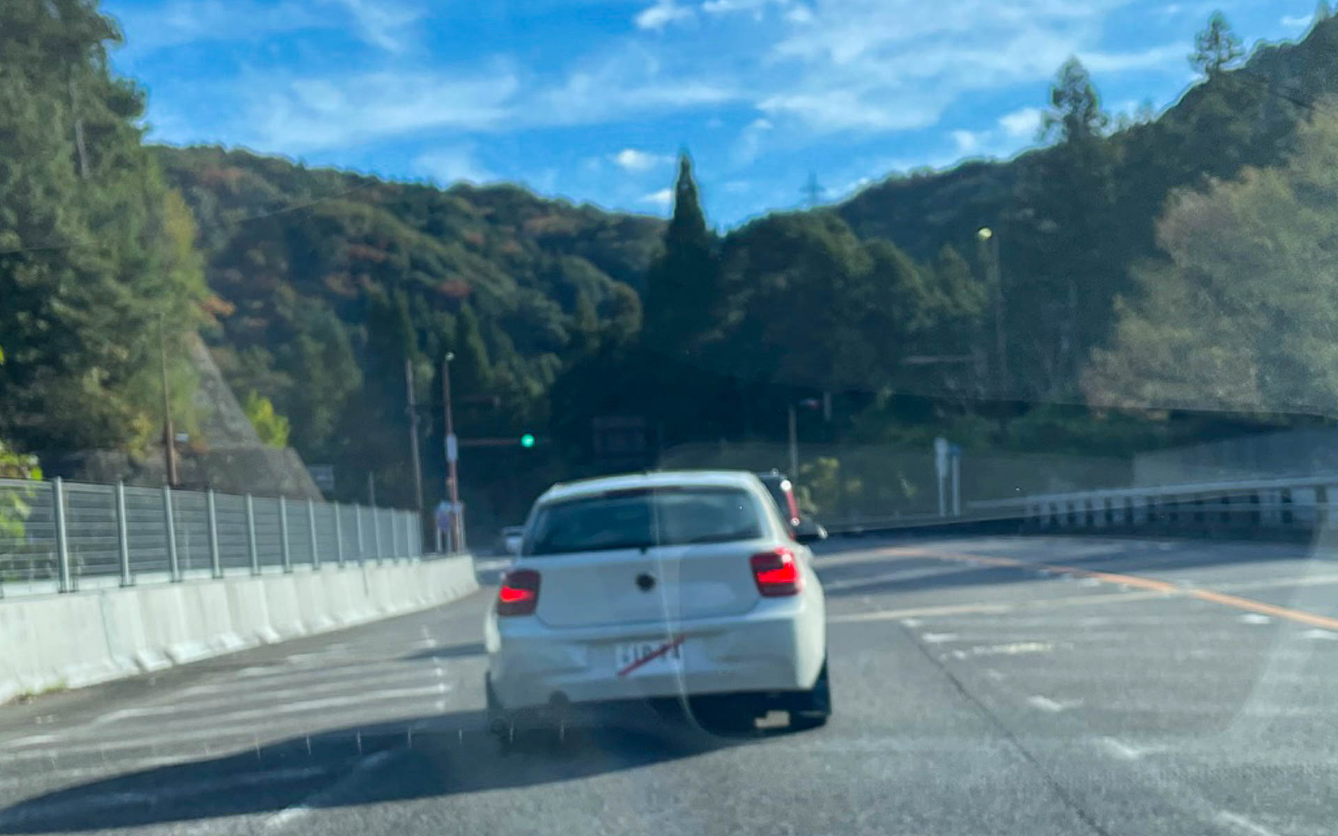 レッキ中のヒョンデクルー。なぜかBMWを使っていました。4WDなのかな？