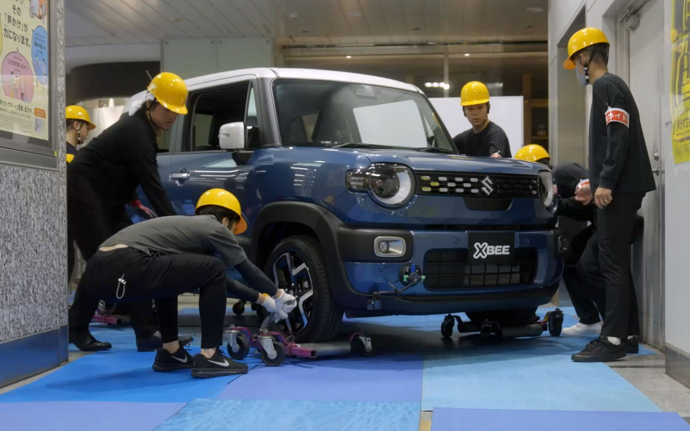 JR浜松駅構内に車両を運び込む様子
