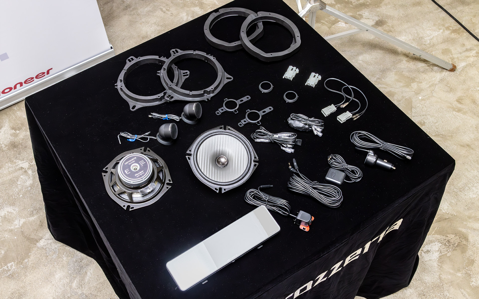 カロッツェリアが2025冬の新商品説明会を実施。7年半ぶりにフルモデルチェンジを果たしたFシリーズスピーカーは豊富な付属品で取付性をアップ。下はデジタルミラー型ドライブレコーダー