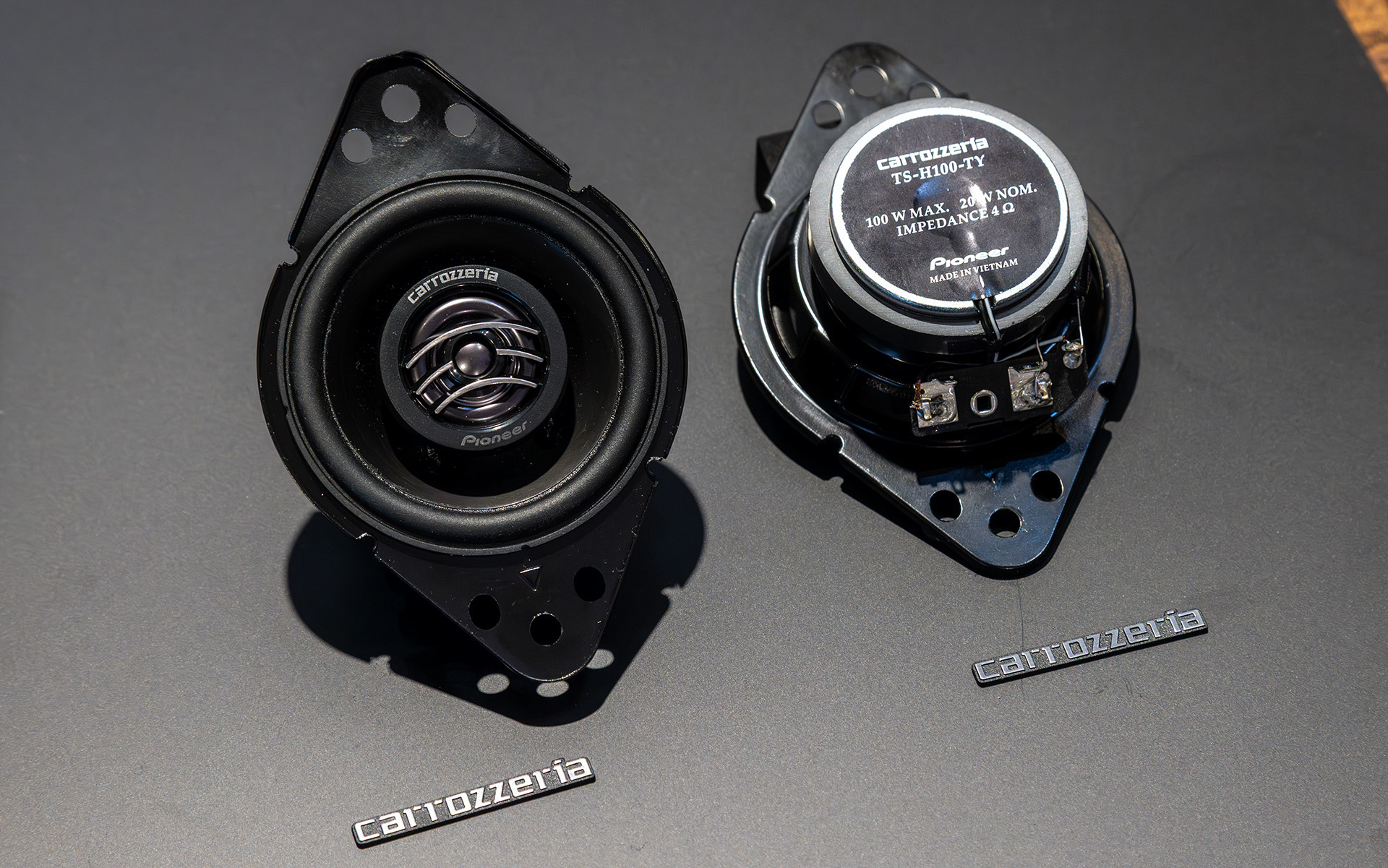 トヨタ車専用スピーカーユニット。carrozzeriaの文字が入っている部分を回転させることで音の方向をコントロールすることが可能