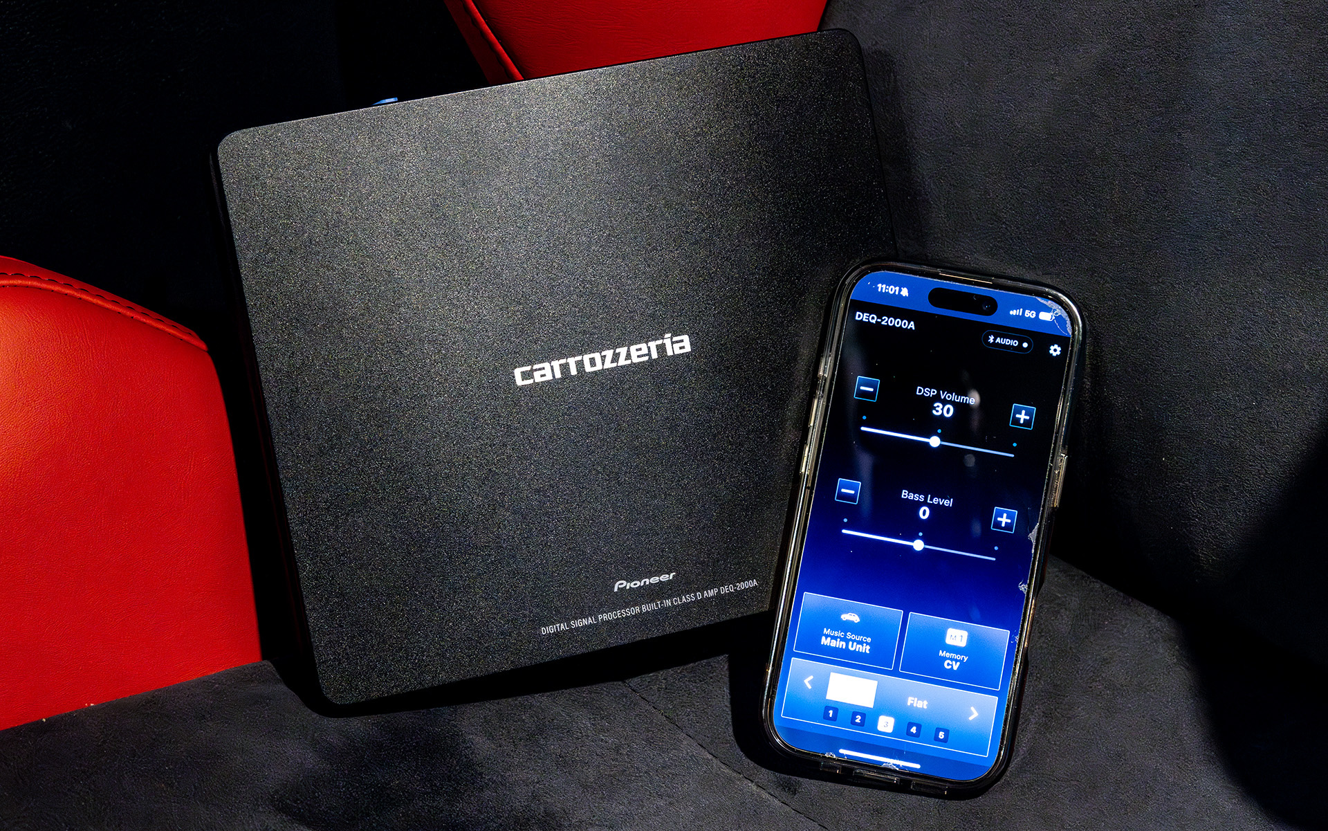 スマホとBluetooth接続することでコントロールが可能。ノートPCなどとUSB接続もできる