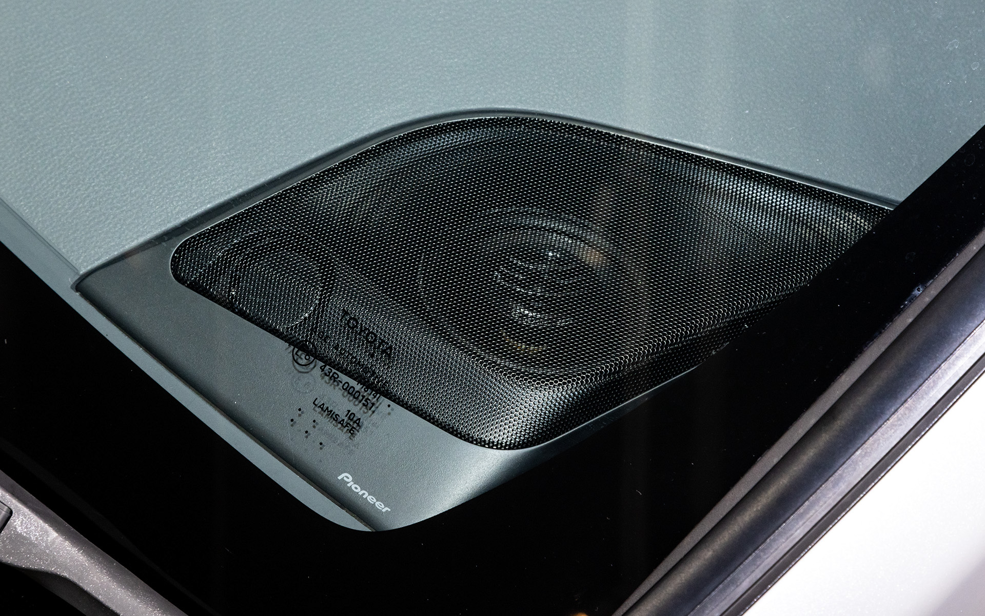 専用取付キット「UD-K401」を用意