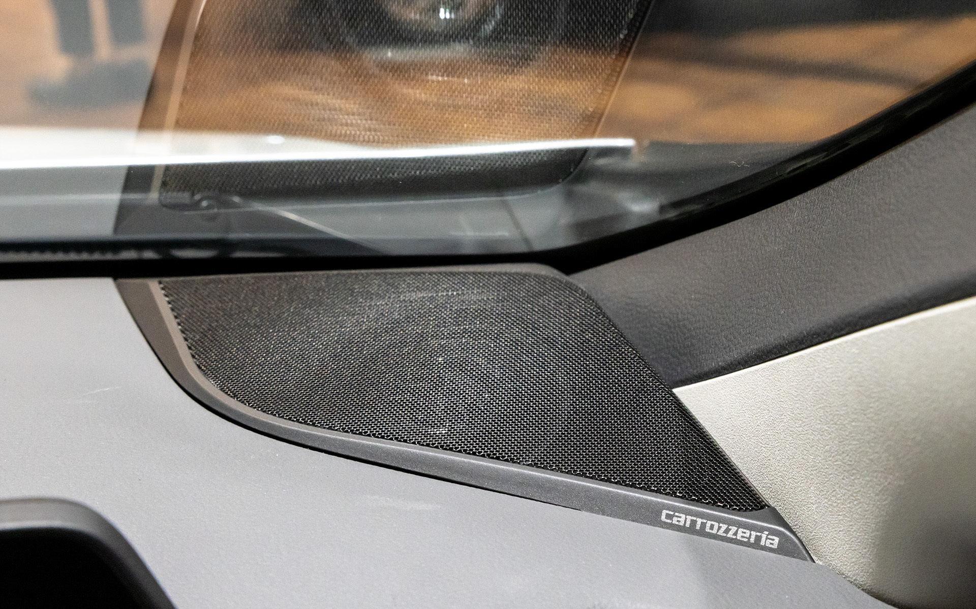 専用取付キット「UD-K401」を用意