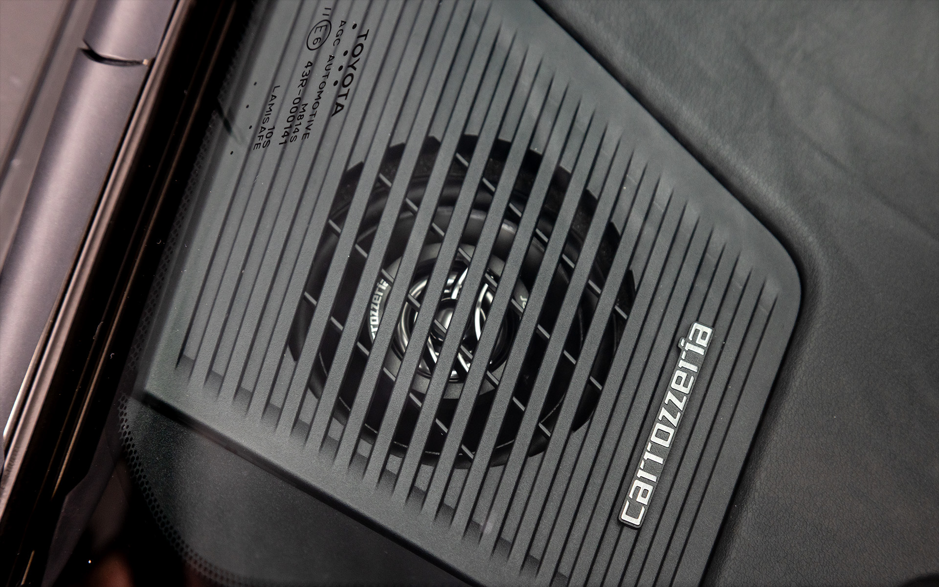 ダッシュボード上の純正位置にTS-H100-TYを装着。カロッツェリアバッジも付属