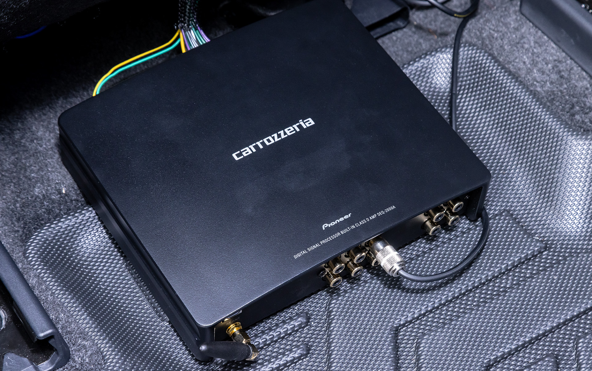 DEQ-2000Aは助手席シート下に装着