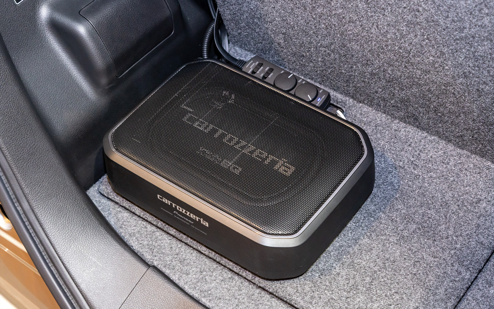 小型のパワードサブウーファー