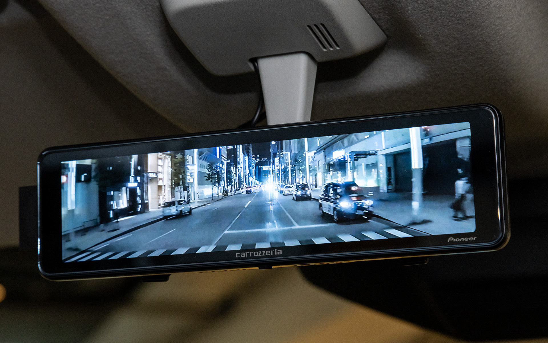 デジタルミラー型ドライブレコーダーVREC-MZ300D。フロントカメラはミラー一体型、リアカメラはセパレートになる