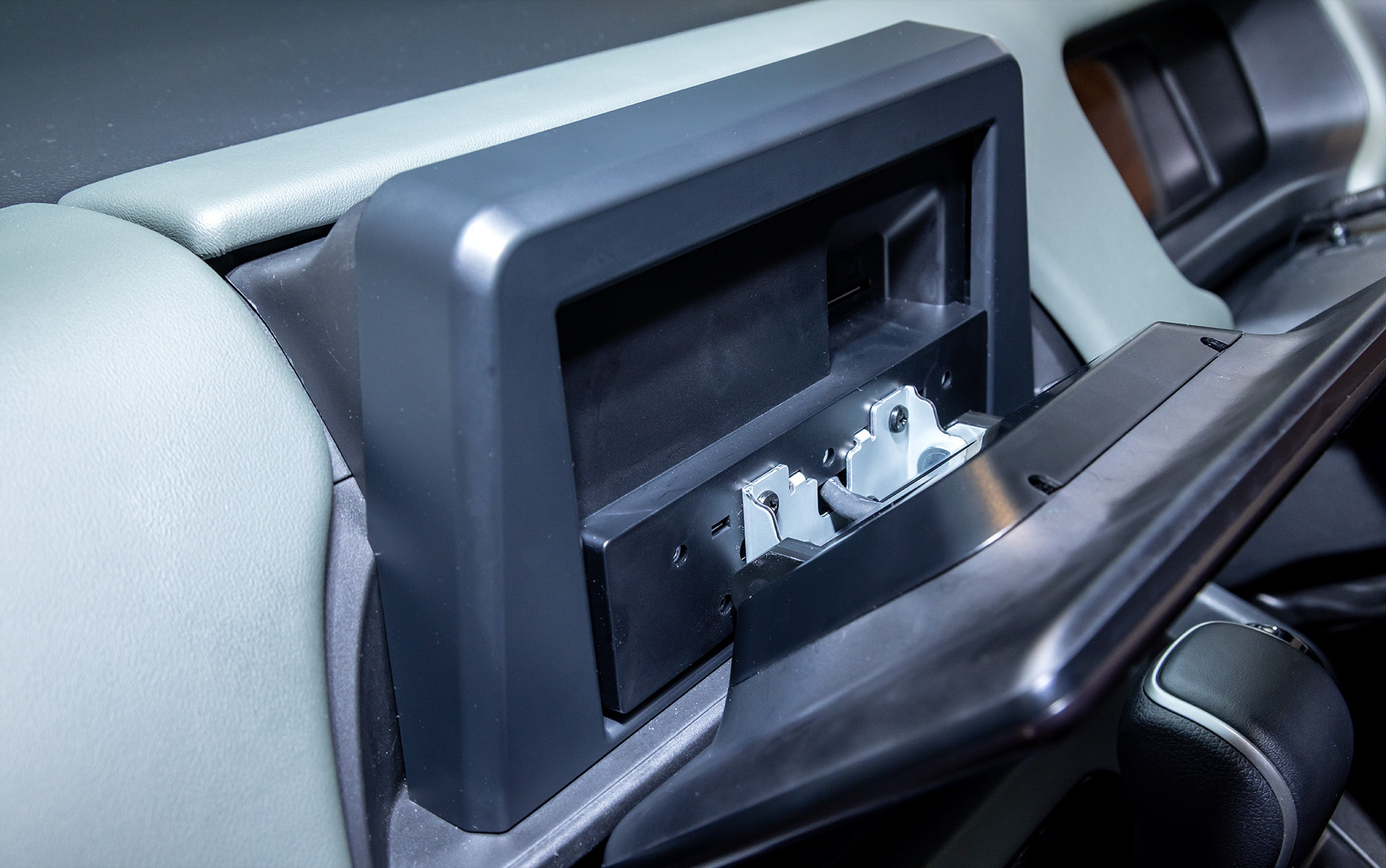 この11月にリリースされる専用取付キットを利用して装着