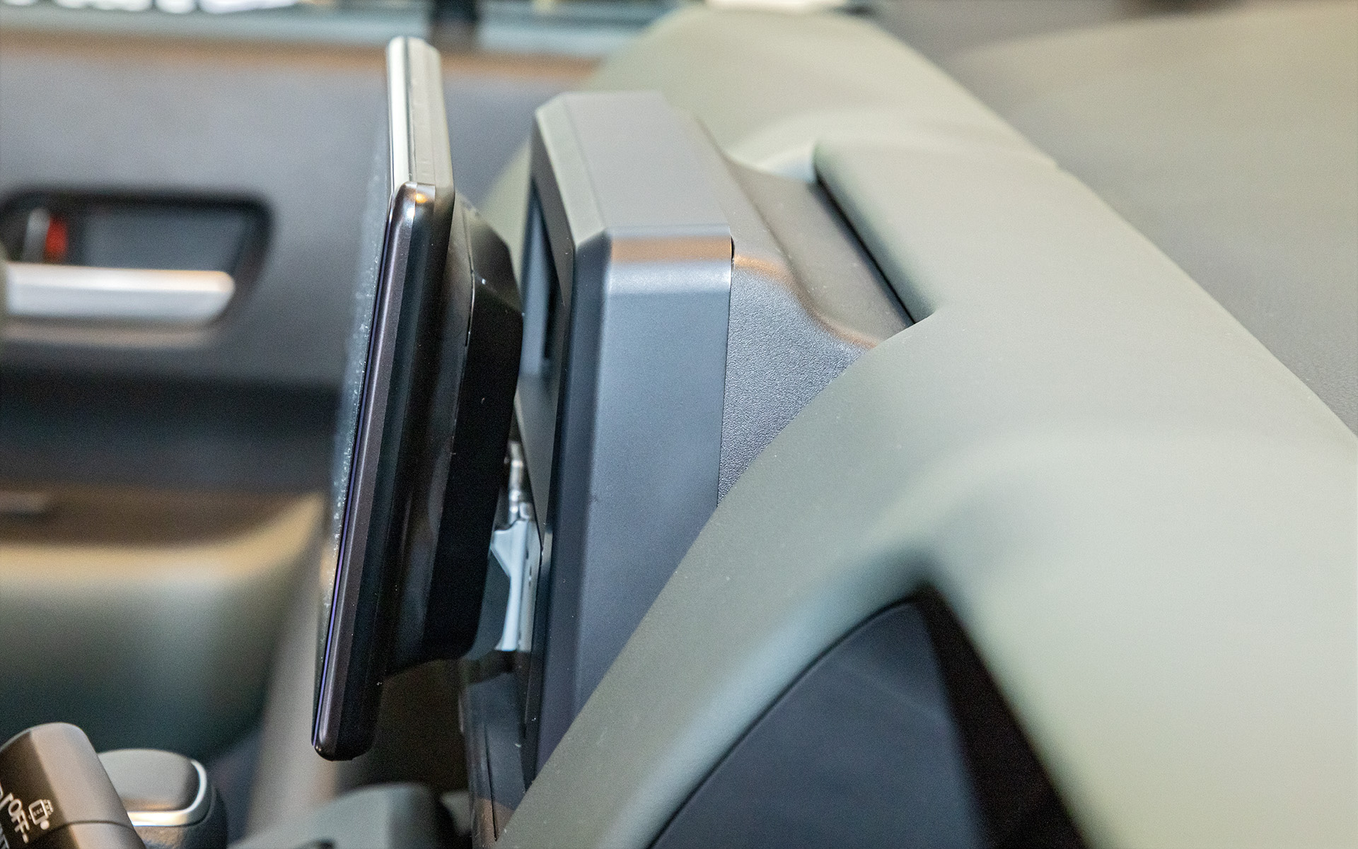 この11月にリリースされる専用取付キットを利用して装着