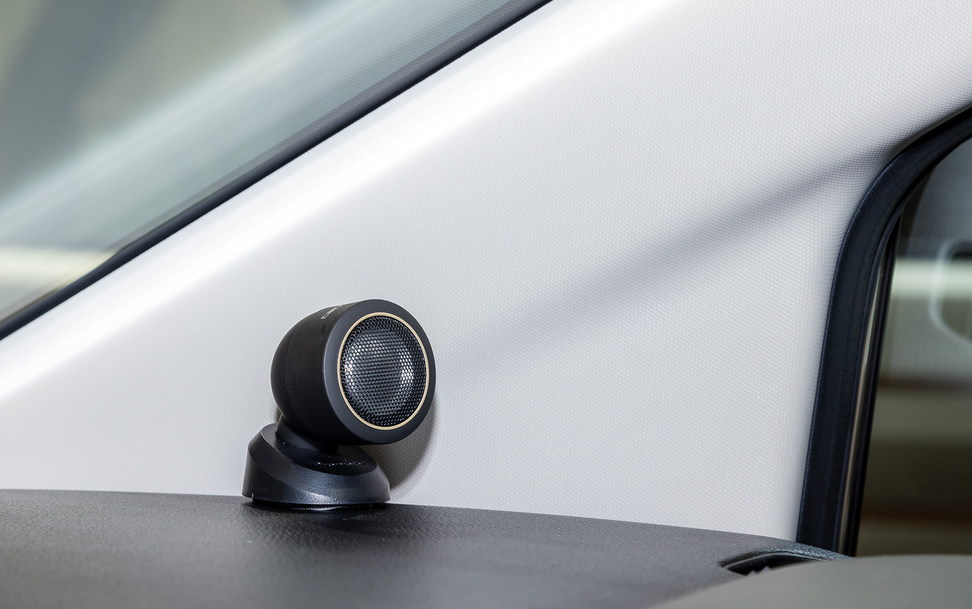 スピーカーはCシリーズ「TS-C1740S」。トゥイーターはセパレートタイプ