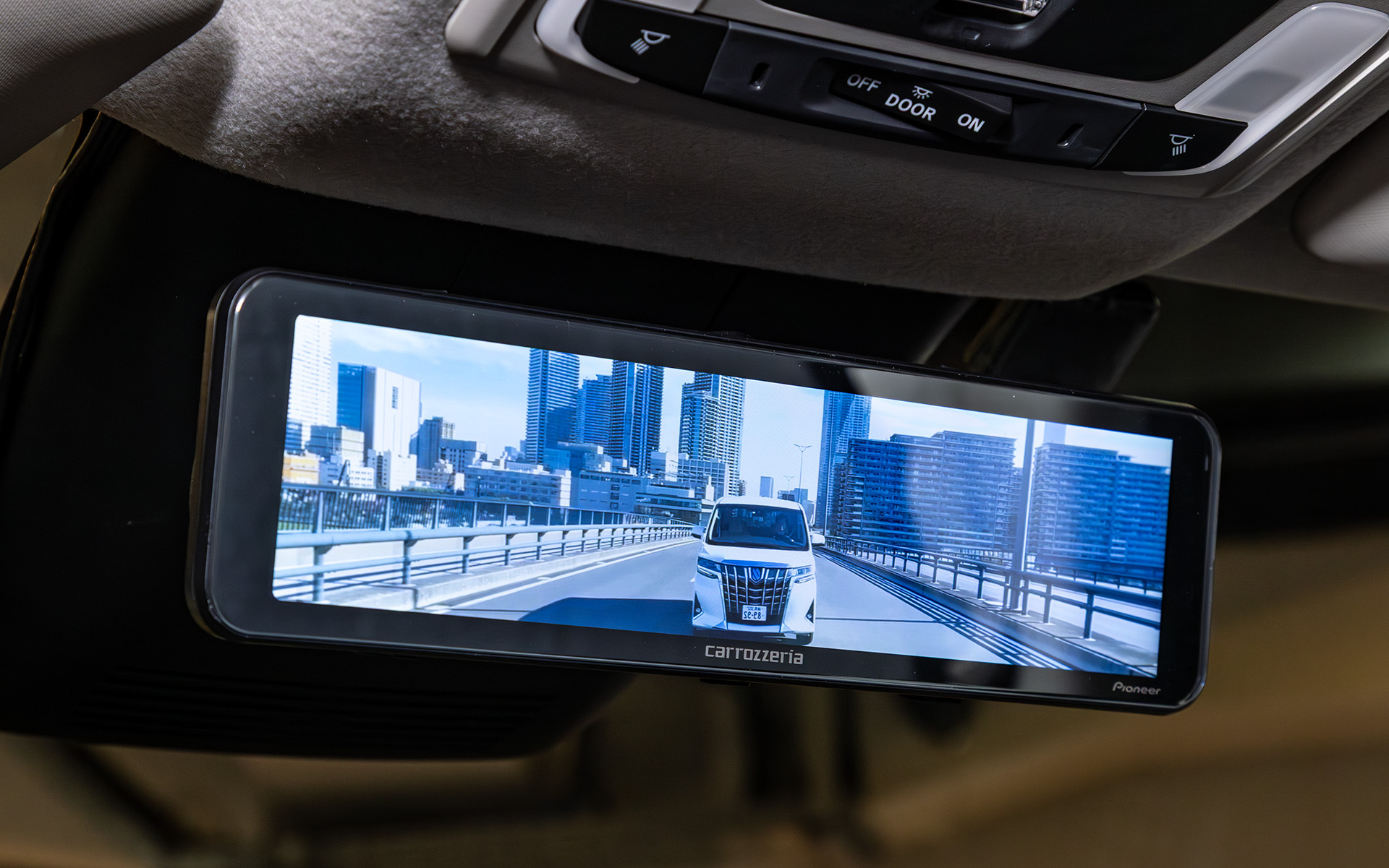 2カメラタイプのデジタルミラー型ドライブレコーダー「VREC-MZ700D」を装着