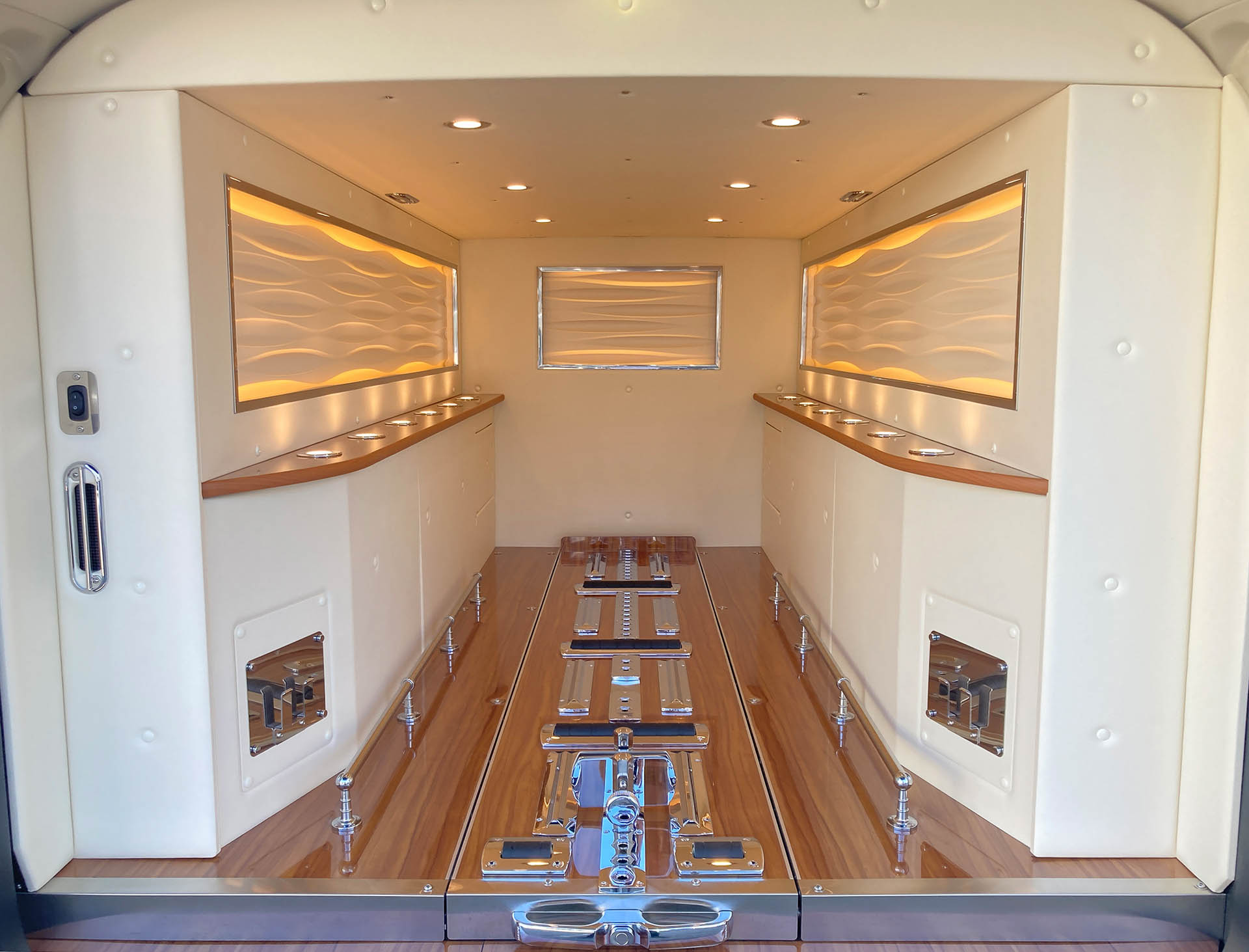 グランエース「霊柩車」。2名乗車で内装色はホワイトのみの設定。装備は棺専用引き出し式棺台、棺室内空調、スライドドア部収納。中古車ベースでの生産となるため、価格はベース車によって異なる