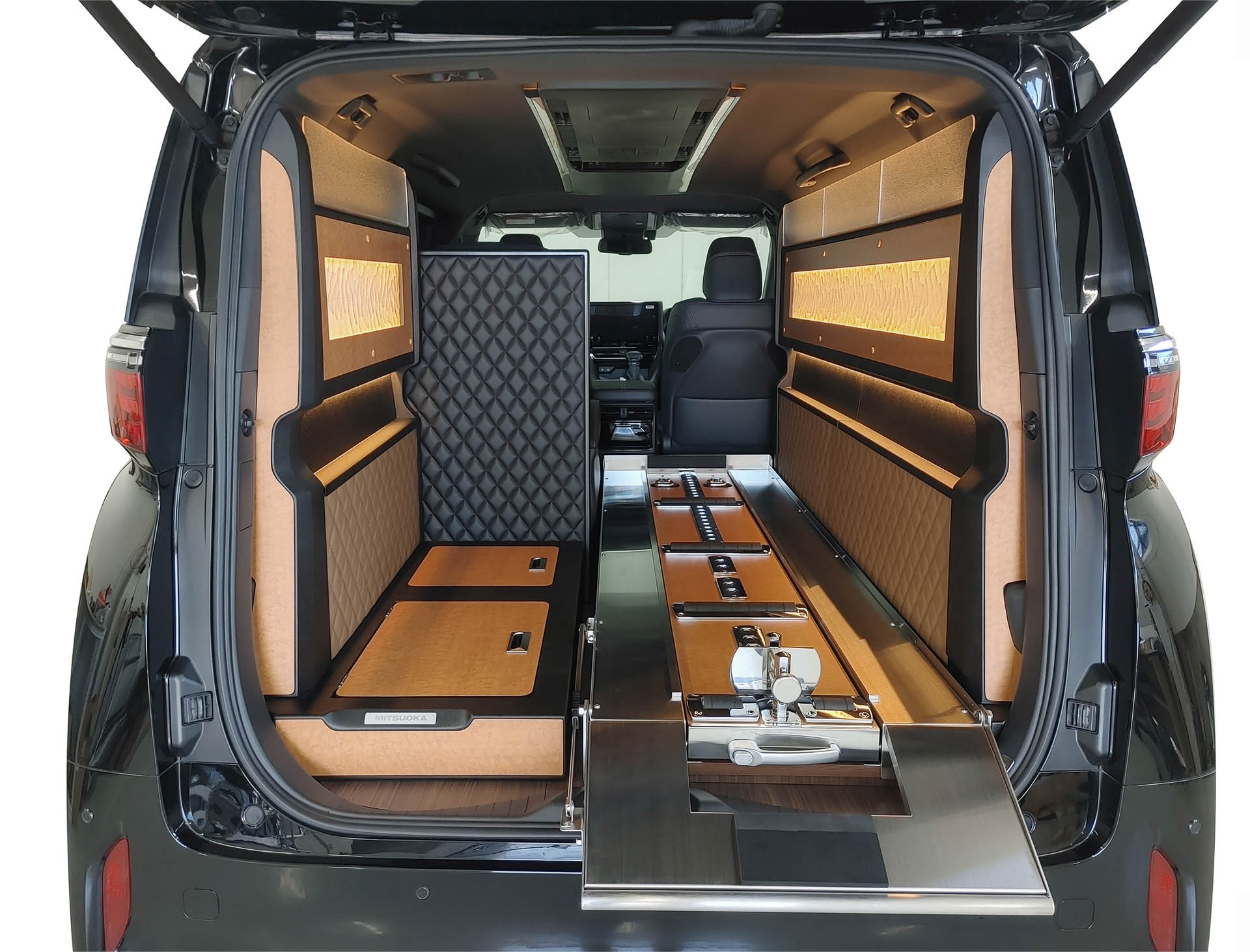 アルファード/ヴェルファイア「プレミアムフュージョン（霊柩車兼寝台車）」。3名乗車で内装色は「キャメル・木目調」「ホワイト・大理石調」の2色から選択可能。装備はプレミアムスペース、ストレッチャー兼用引き出し式棺台、棺台横・下収納、スライドドア部収納。価格は801万5000円～