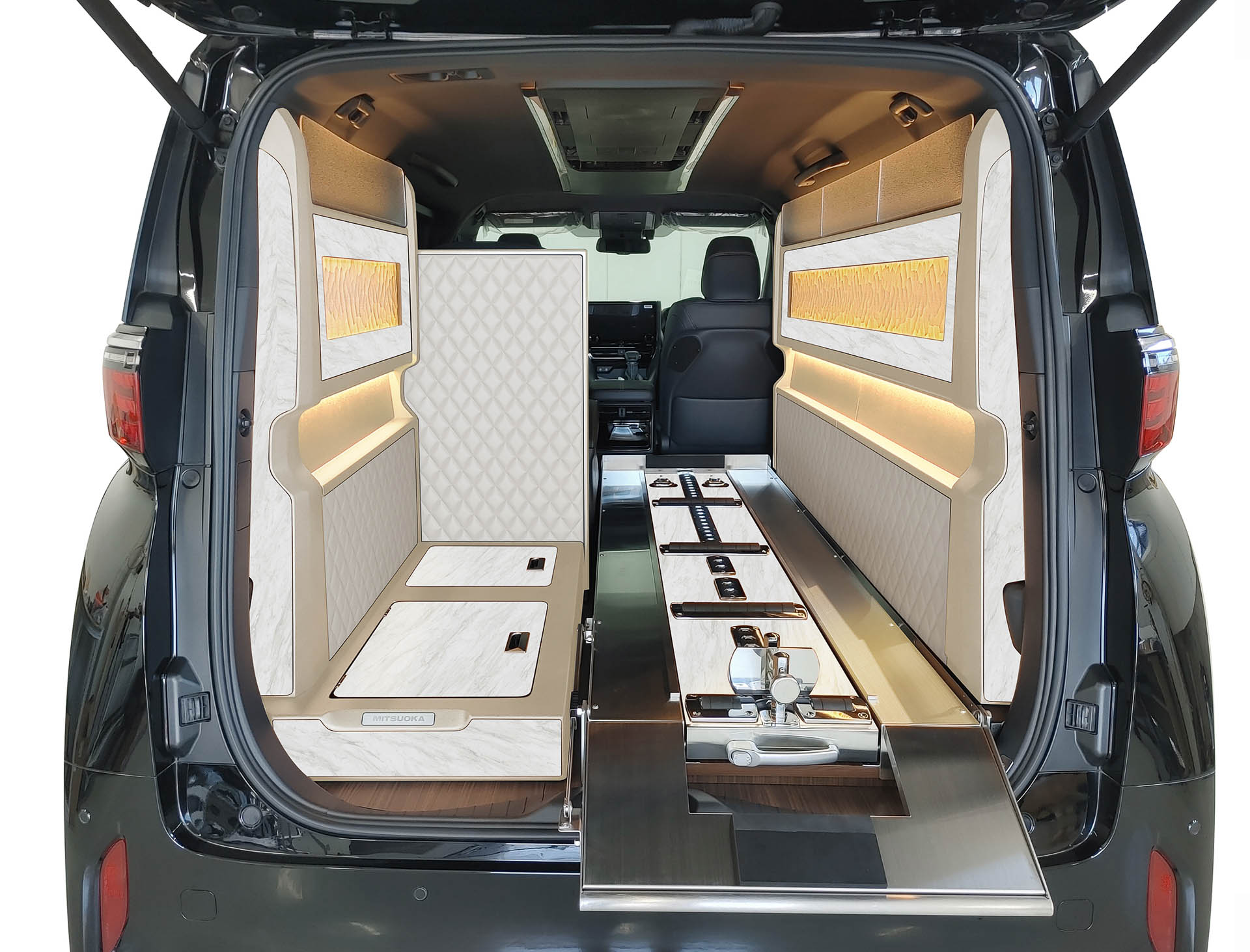 アルファード/ヴェルファイア「プレミアムフュージョン（霊柩車兼寝台車）」。3名乗車で内装色は「キャメル・木目調」「ホワイト・大理石調」の2色から選択可能。装備はプレミアムスペース、ストレッチャー兼用引き出し式棺台、棺台横・下収納、スライドドア部収納。価格は801万5000円～