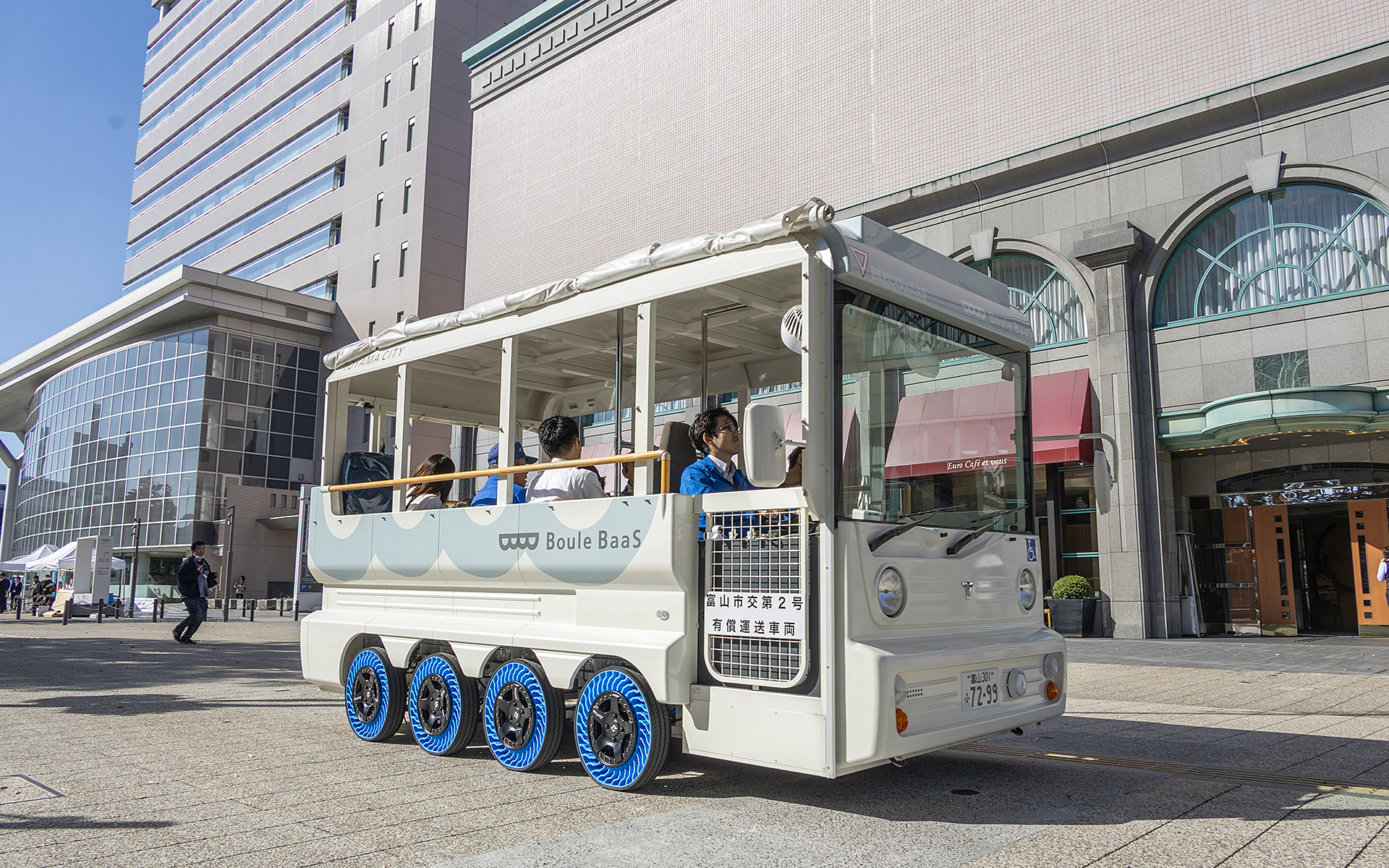 ブリヂストンはパンクしない次世代タイヤ「AirFree」を装着したグリーンスローモビリティ実証実験を富山市で開始。2025年11月8日に出発式を開催した