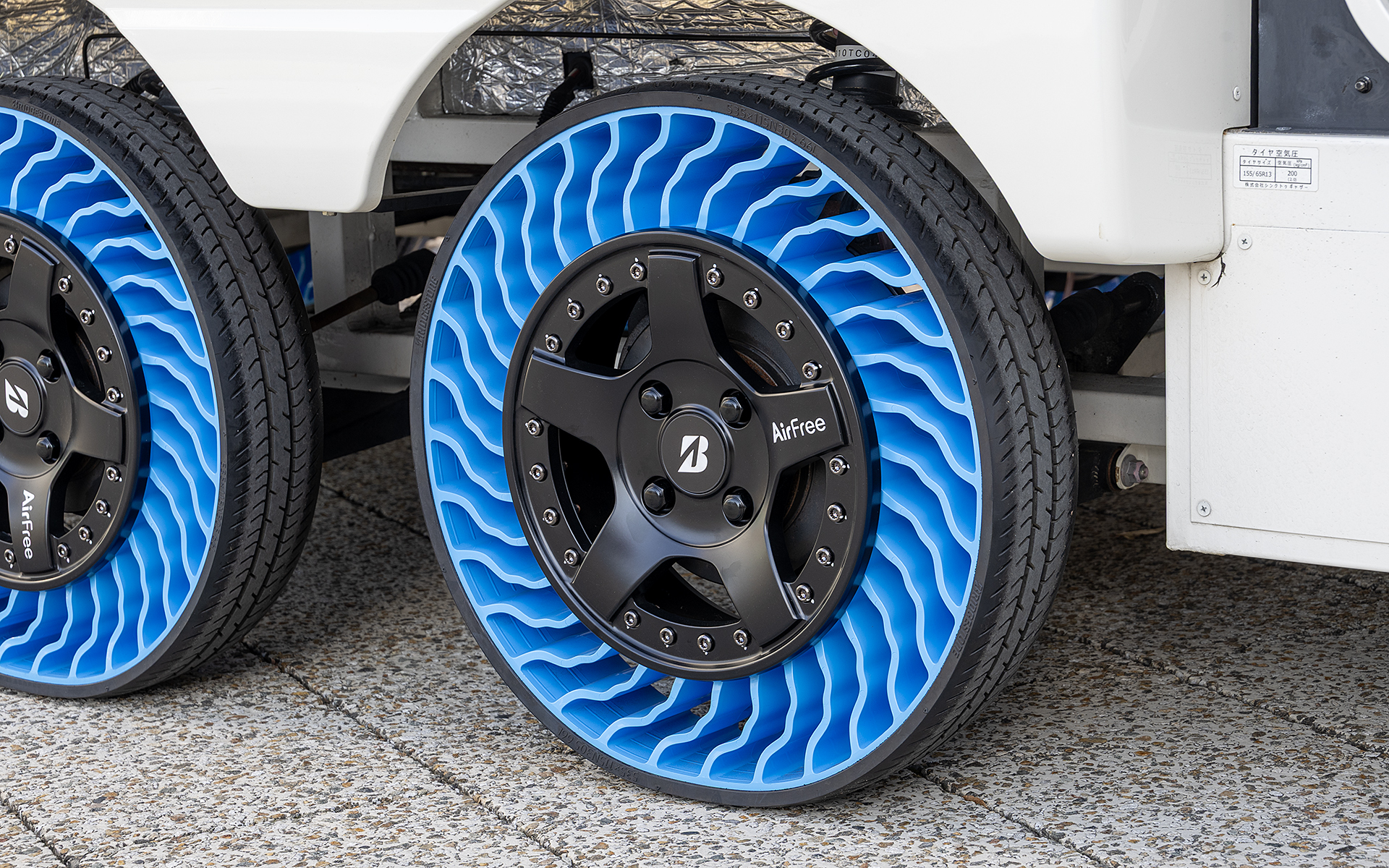 ブリヂストンが開発を進めるAirFree。空気の代わりにスポーク形状の熱可塑性樹脂でクルマの荷重を支える。スポーク部分が長い方が設計の自由度は高い。スポーク長については今後も研究していくという