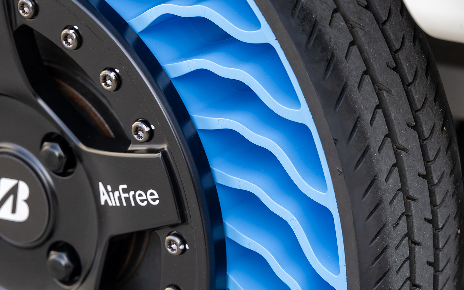 AirFreeの構造で特徴的な部分。青色は薄暗い時間帯でも視認性がいいことから採用されている