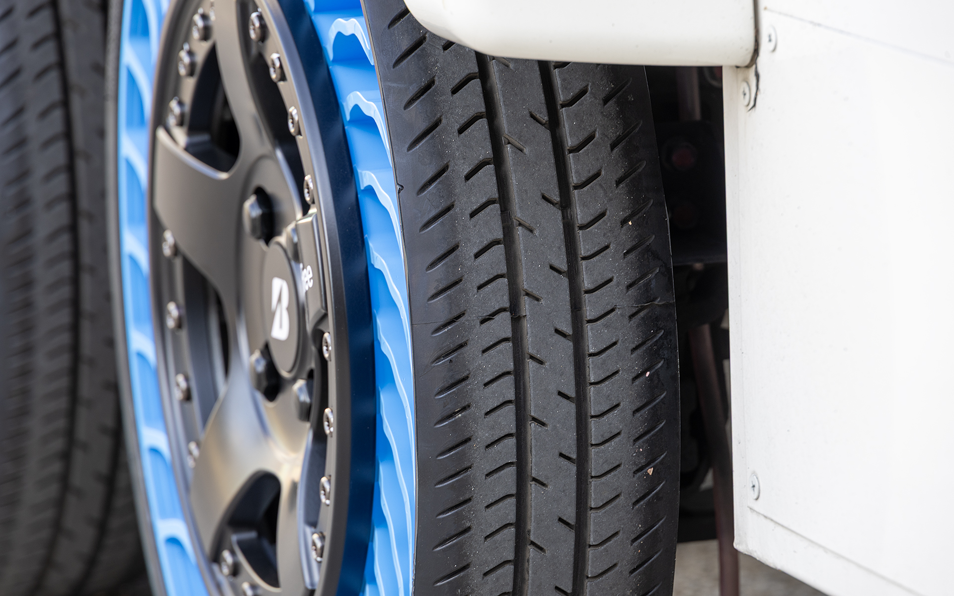 トレッド面は平らではなく通常のタイヤ同様に少しラウンドしている。こうなったのは1年ほど前で、開発初期は平らだったそうだ。現状はタイヤに回転方向がある