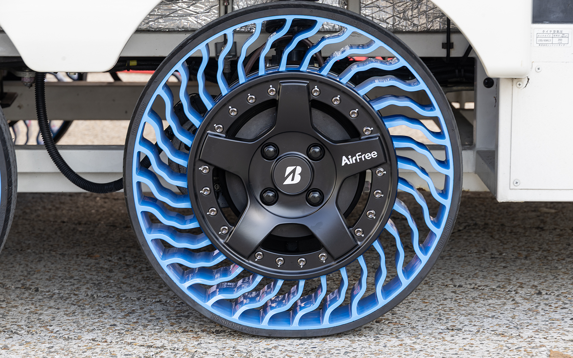 ホイールサイズは12インチ。タイヤ直径は550mmほどで145/80R12相当