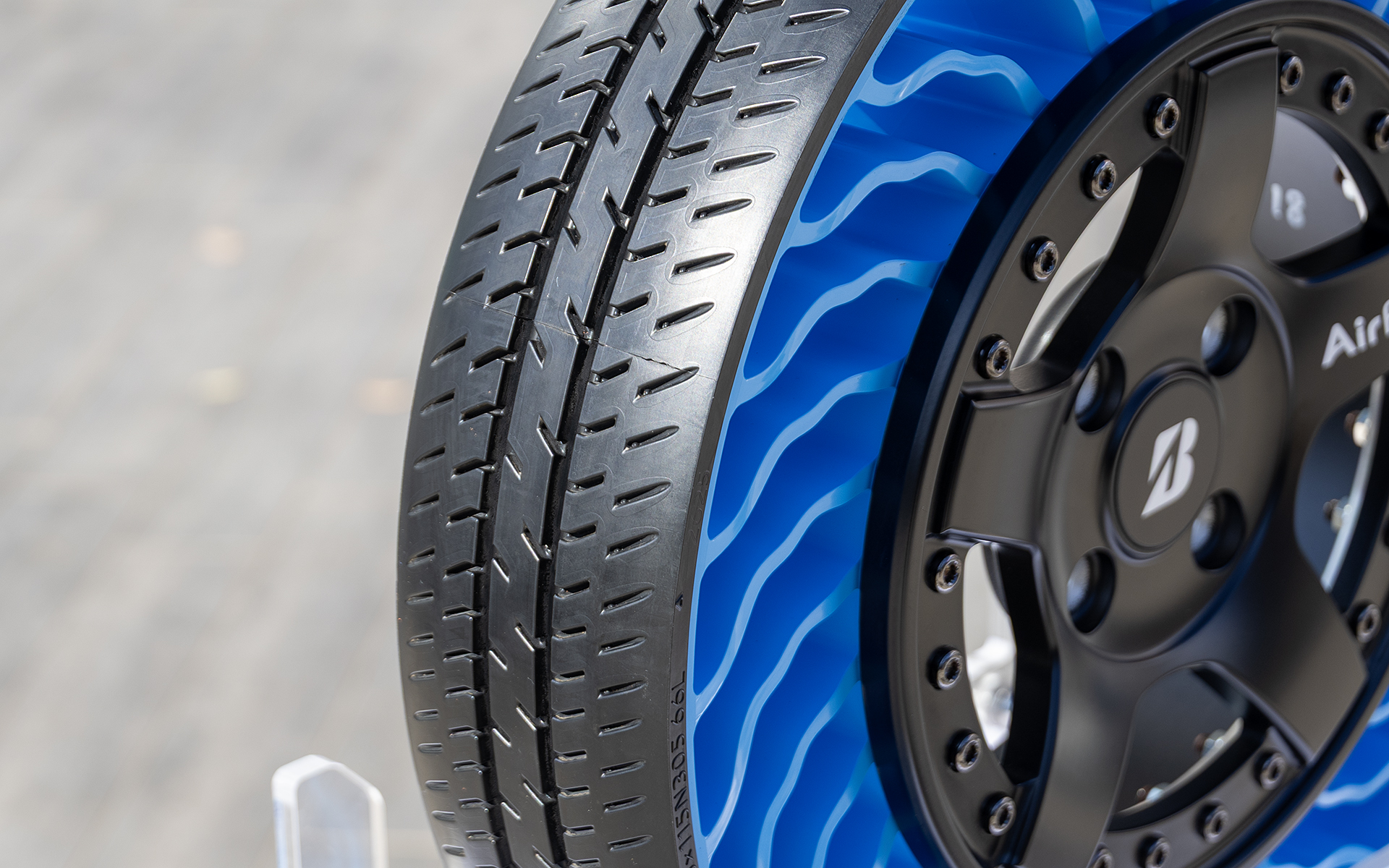 トレッドの山の高さは通常のタイヤと同じ。AirFreeはトレッドが摩耗したらトレッド部のみ張り替えて再利用ができる