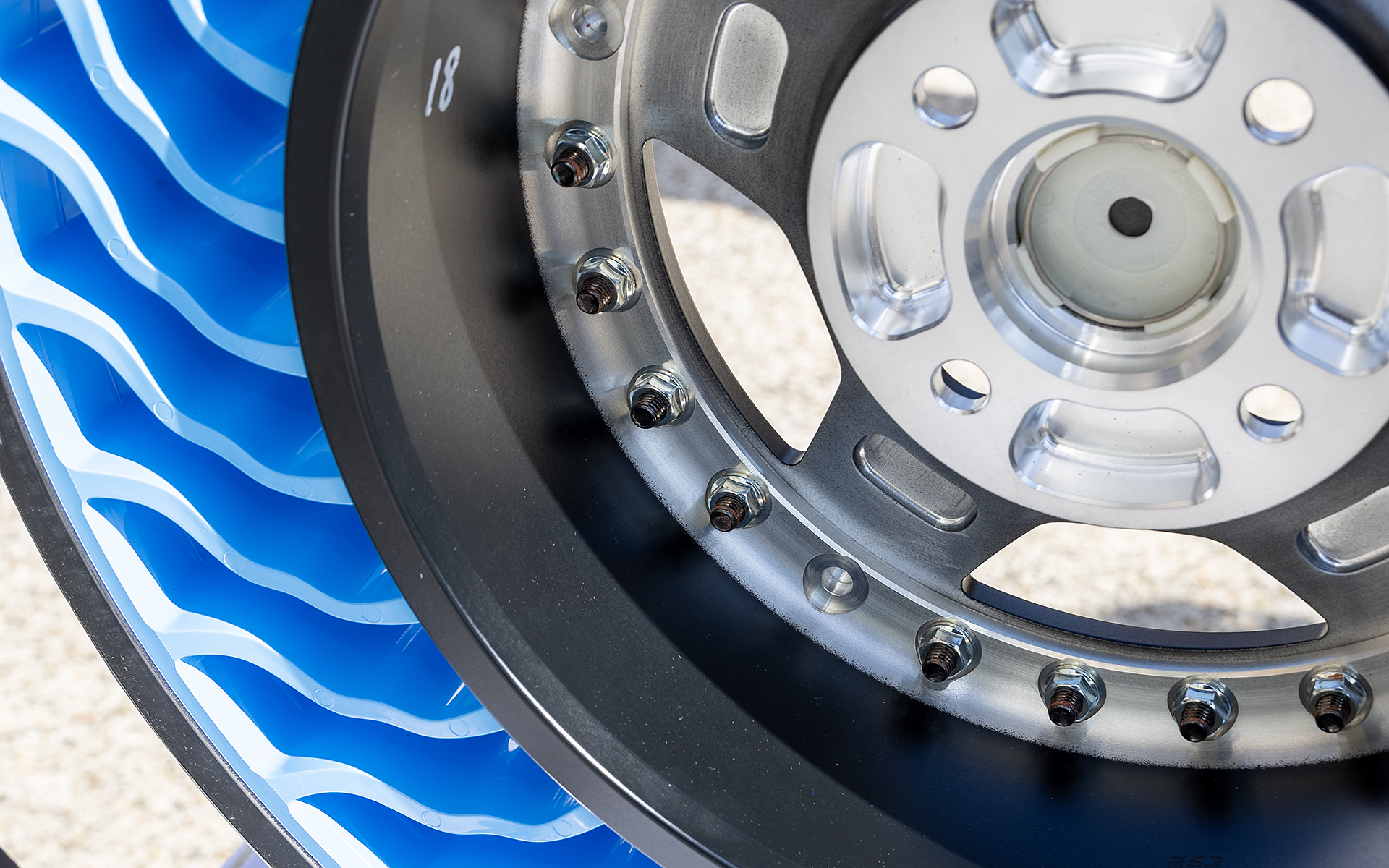 AirFreeは内部の空洞やビードがないので、分割できる専用ホイールを使い挟み込んで装着する