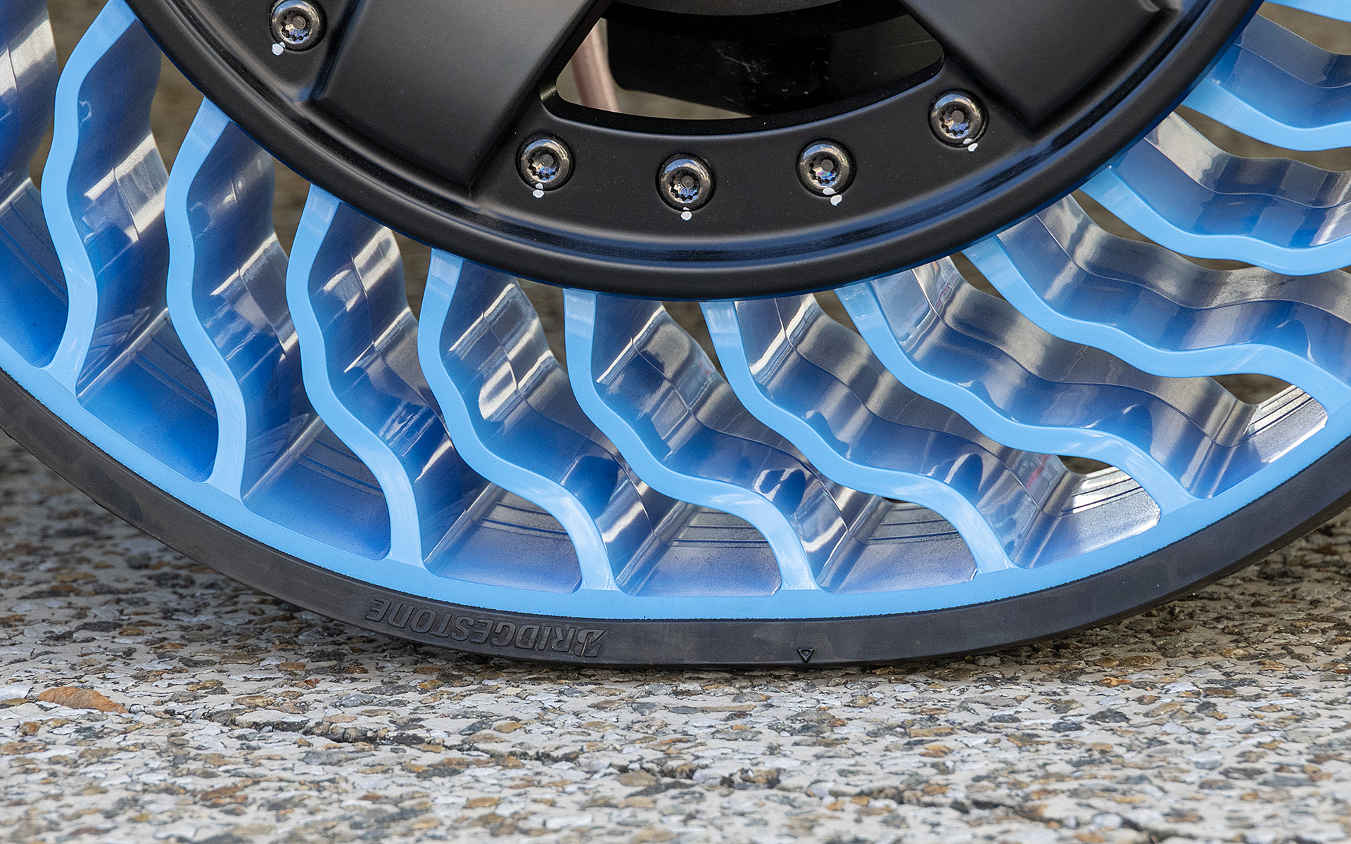 装着した状態での路面との接地面。多少のたわみがあり、走行中もたわみを繰り返している。このあたりの具合も通常のタイヤと同じレベルとのこと