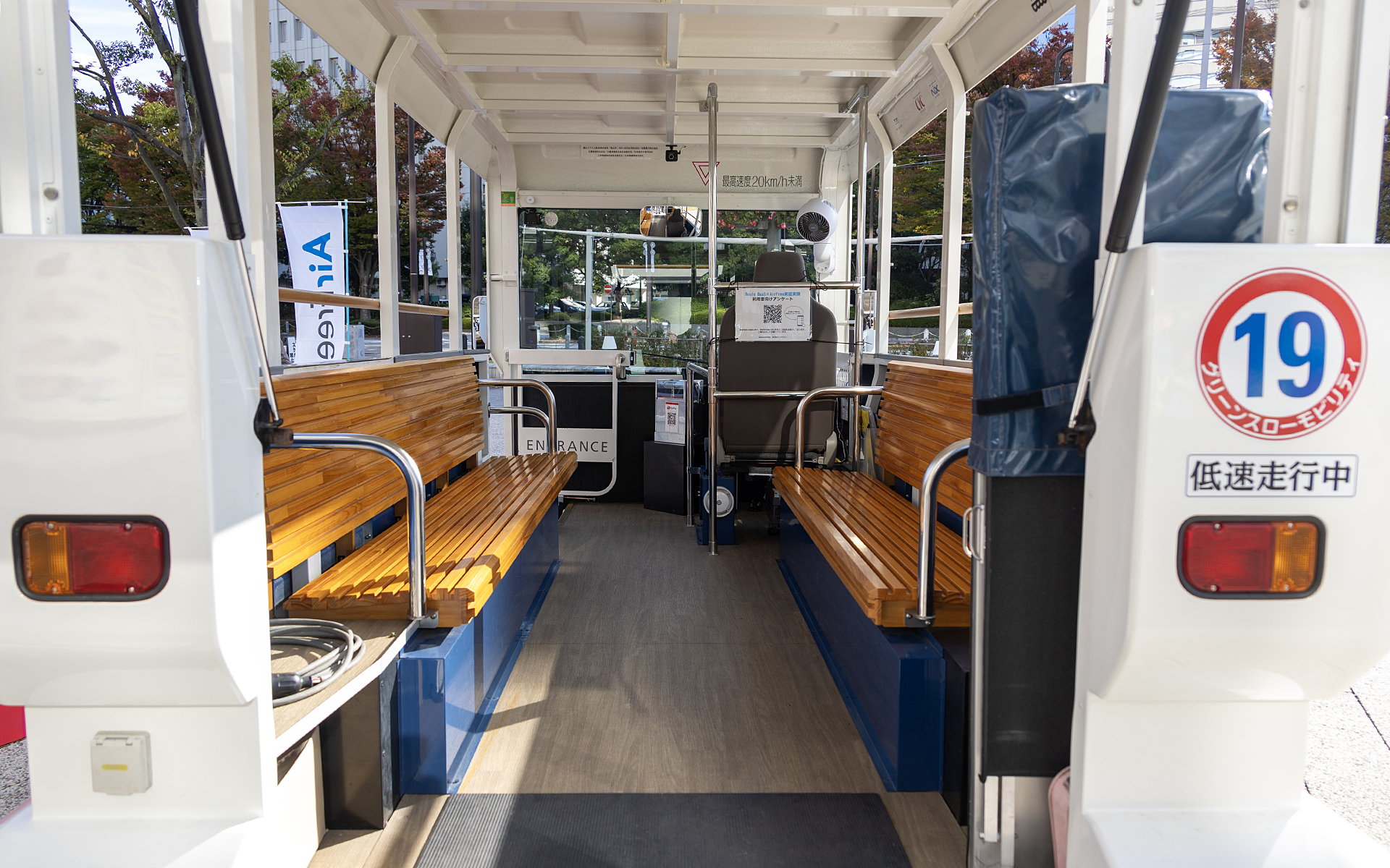 車内は対面のベンチシートで9人乗り