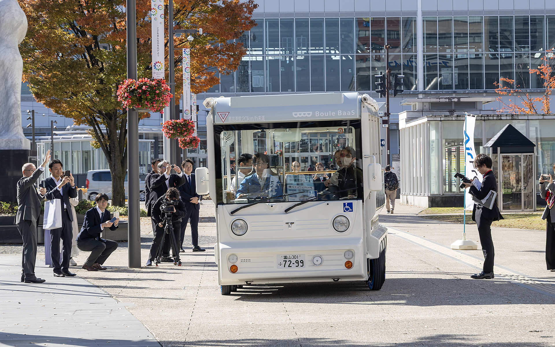 参加者によるあいさつの後はAirFreeを装着したブールバースが式場から乗客を乗せて運行開始。歩道に見えるがこのスペースは公園として整備されたところで、ブールバースは園内を走行する許可を受けている