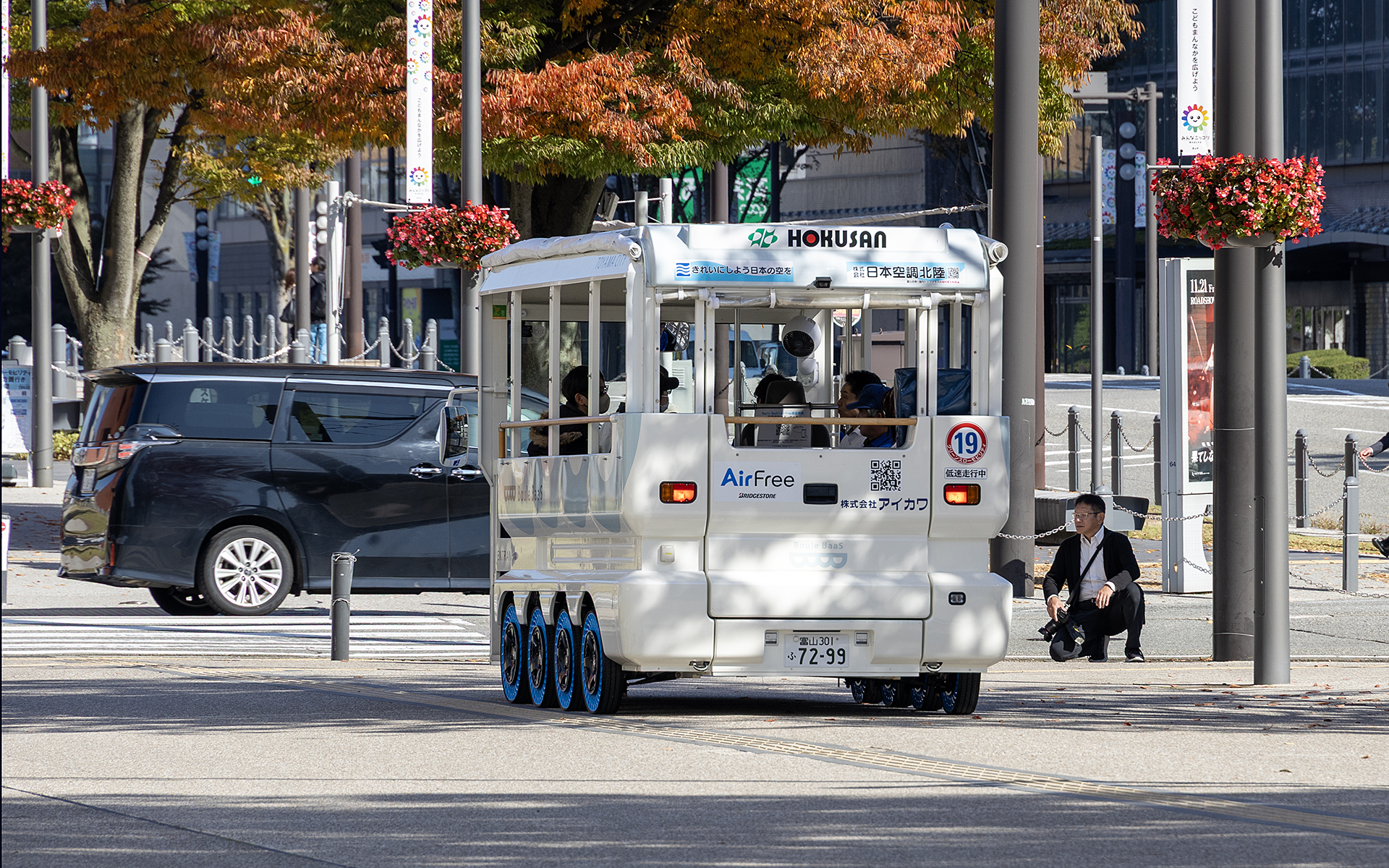 園内をしばらく走行したあとは車道走行となる。車内は対面のベンチシートで9人乗り