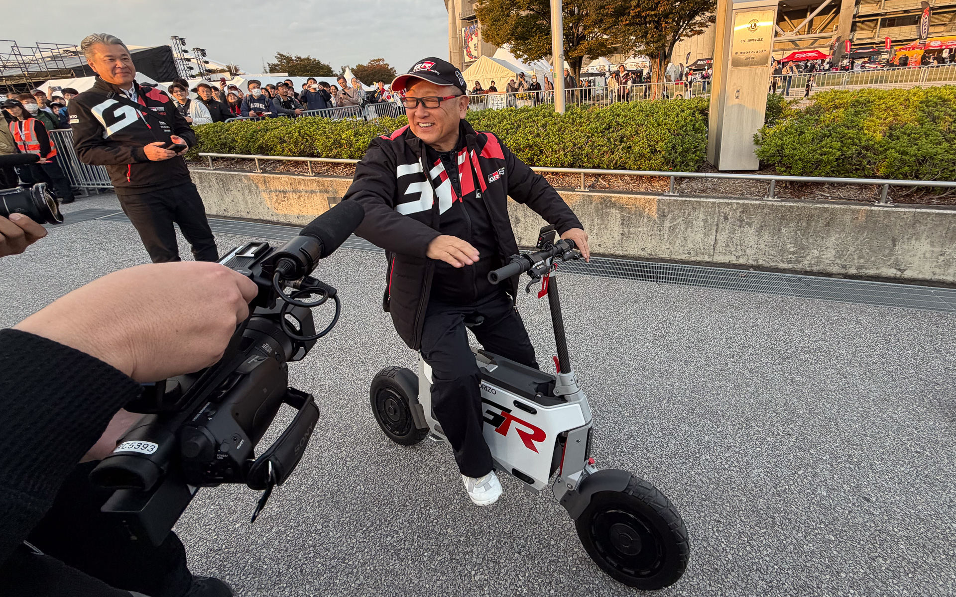 ラリージャパンでのトークショーを終え、モリゾウバイクで走り去ろうとするトヨタ自動車株式会社 代表取締役会長 豊田章男氏