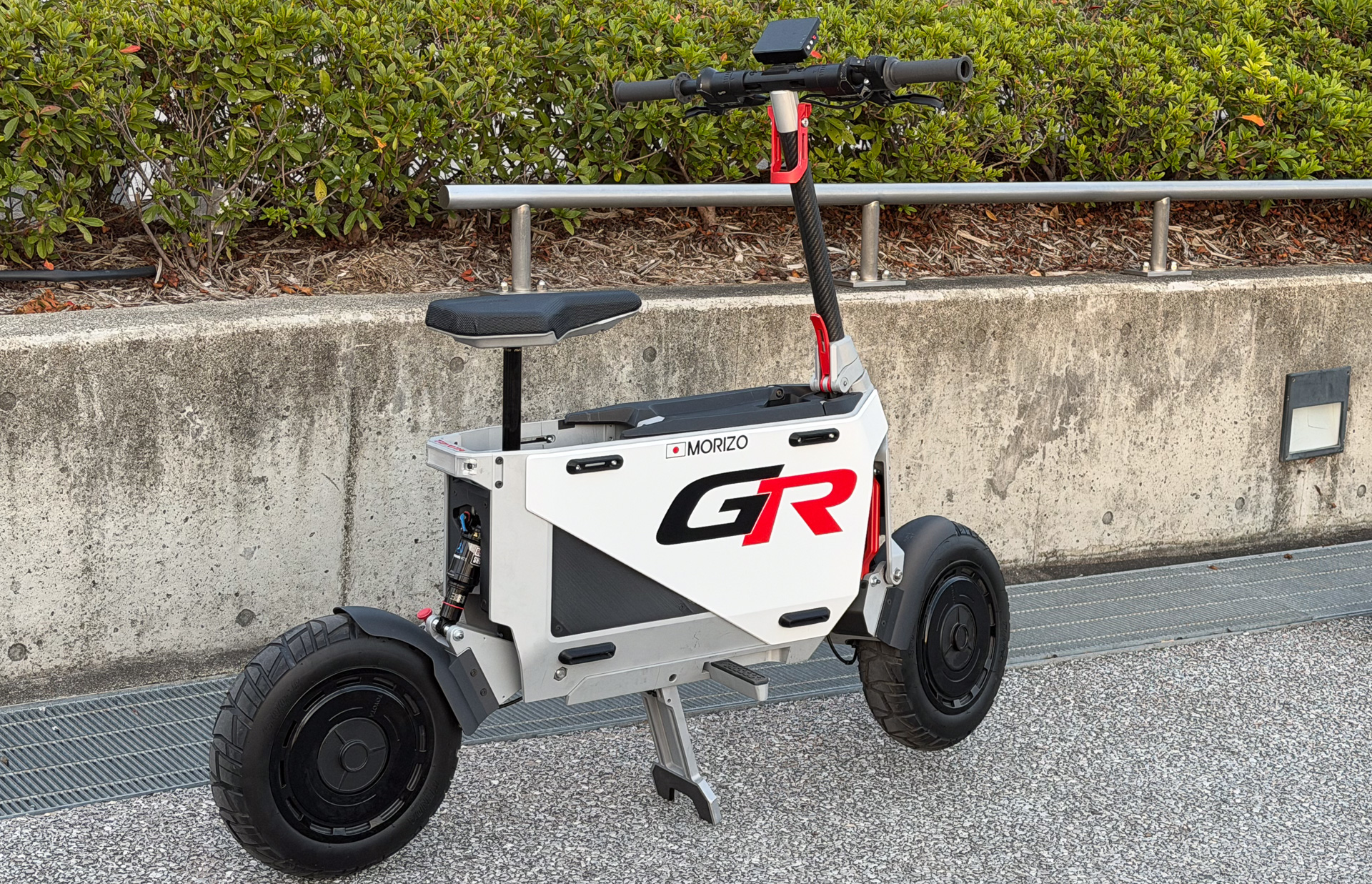 豊田章男会長の最近のお気に入り「モリゾウバイク（仮称）」。名前がよく分からないので記者が勝手にそう呼んでいる。ジャパンモビリティショーでも、このモリゾウバイクで移動をしていた