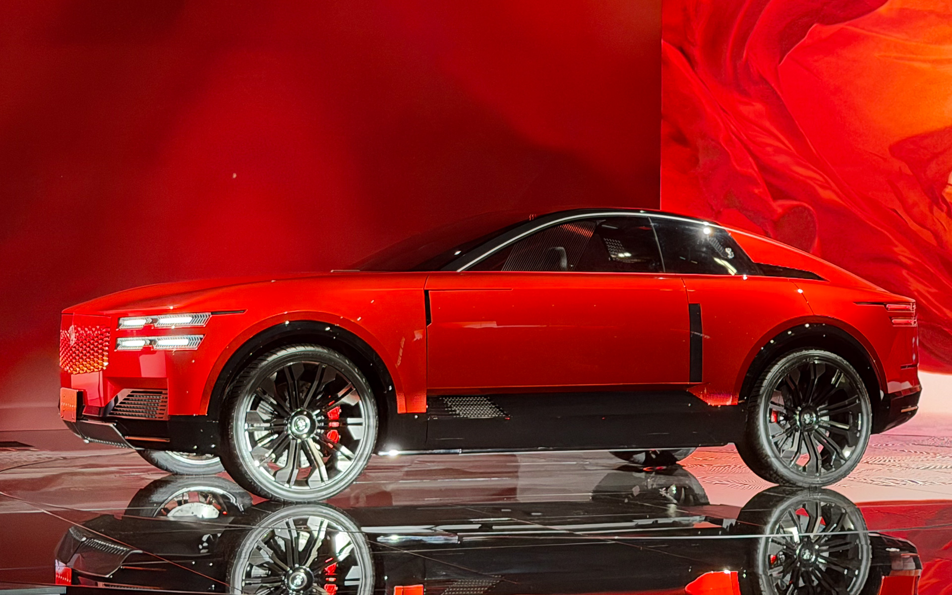 ジャパンモビリティショー2025で人気となっているトヨタ自動車の「センチュリークーペ」