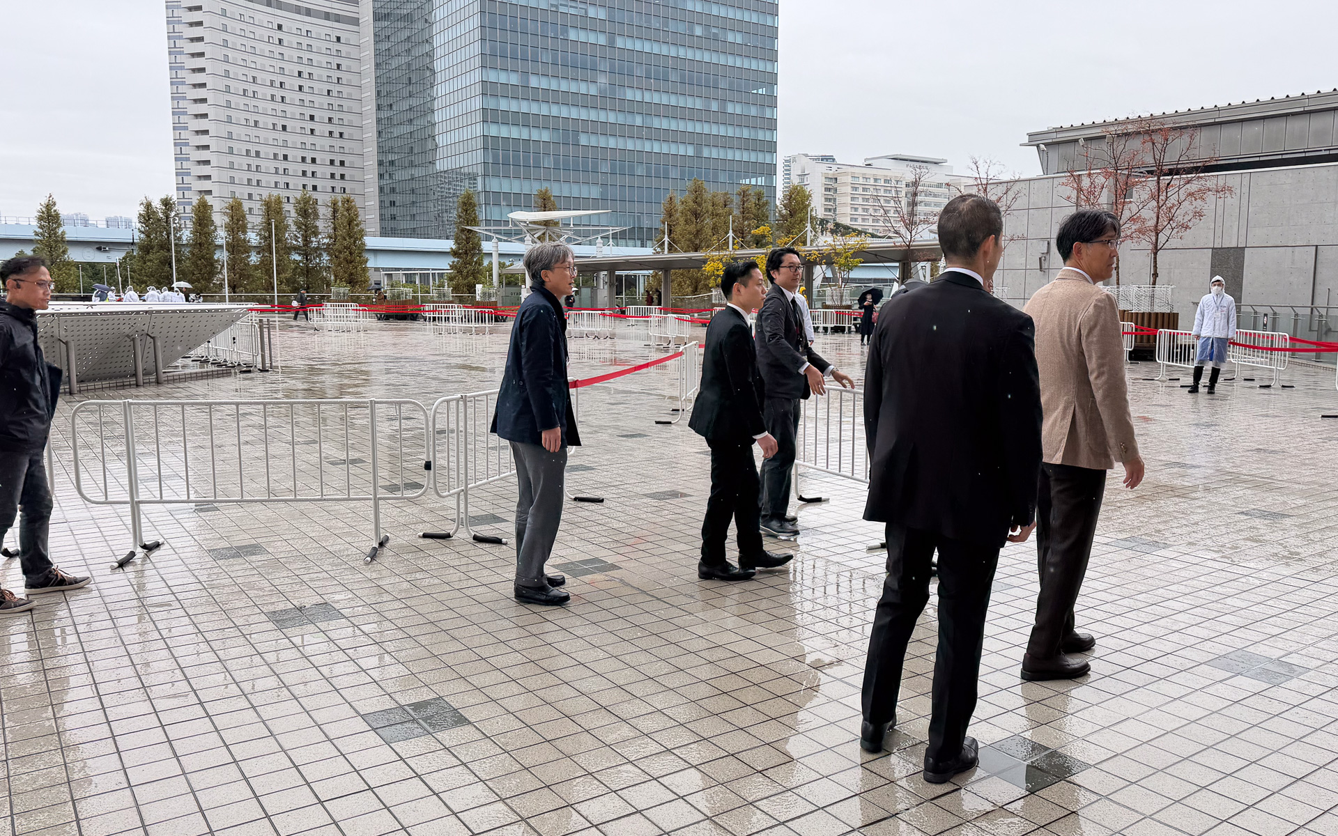 アーリーエントリー側の待機列が解消したため、待機柵の配置をみんなで移動させる