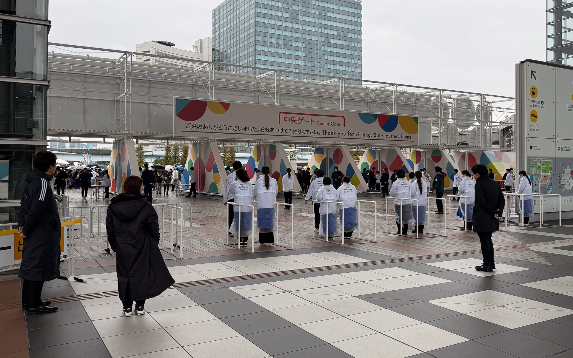 9時25分、一般入場待機列の先頭を雨よけのある会議棟下エリアまで呼び込み開始