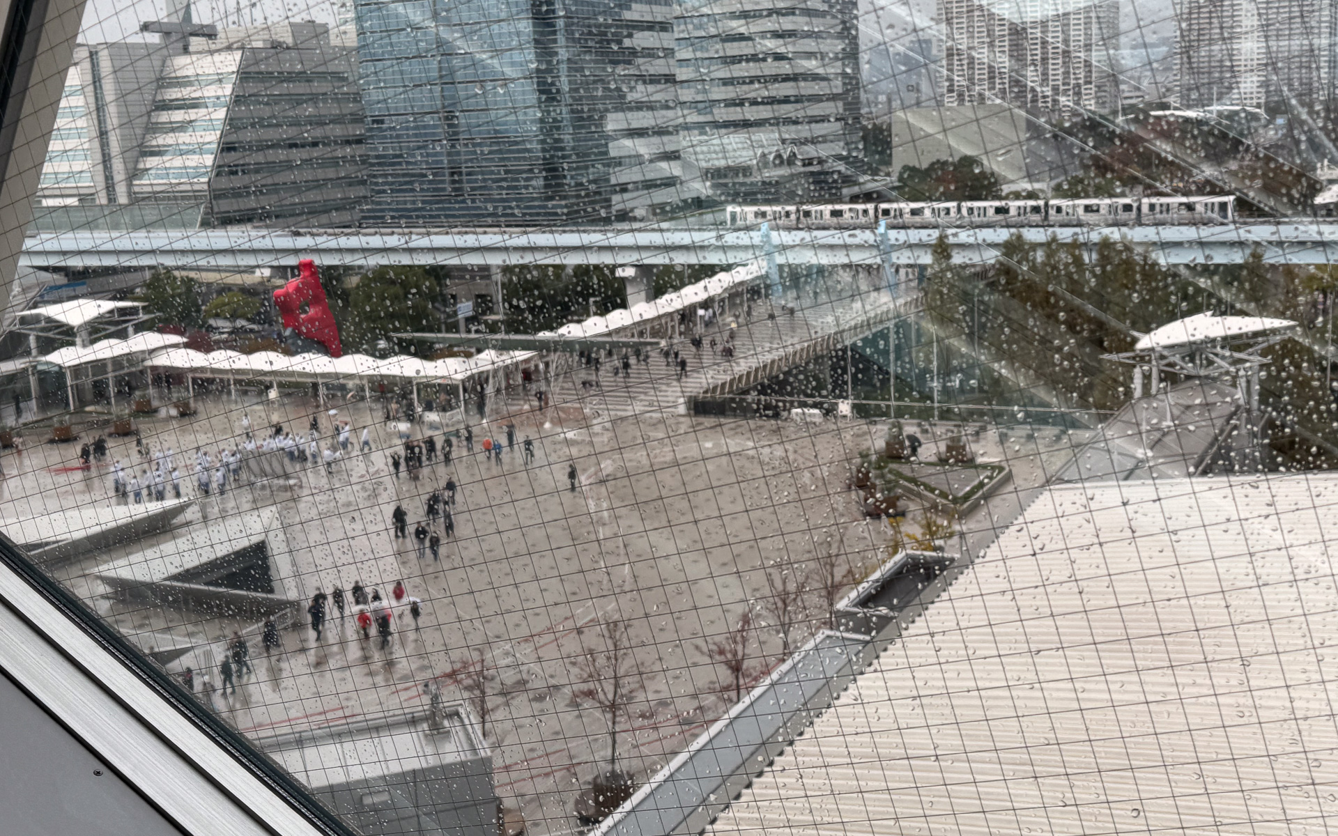 11時過ぎ、東京ビッグサイトの待機列は解消。雨も上がり、傘が減っている