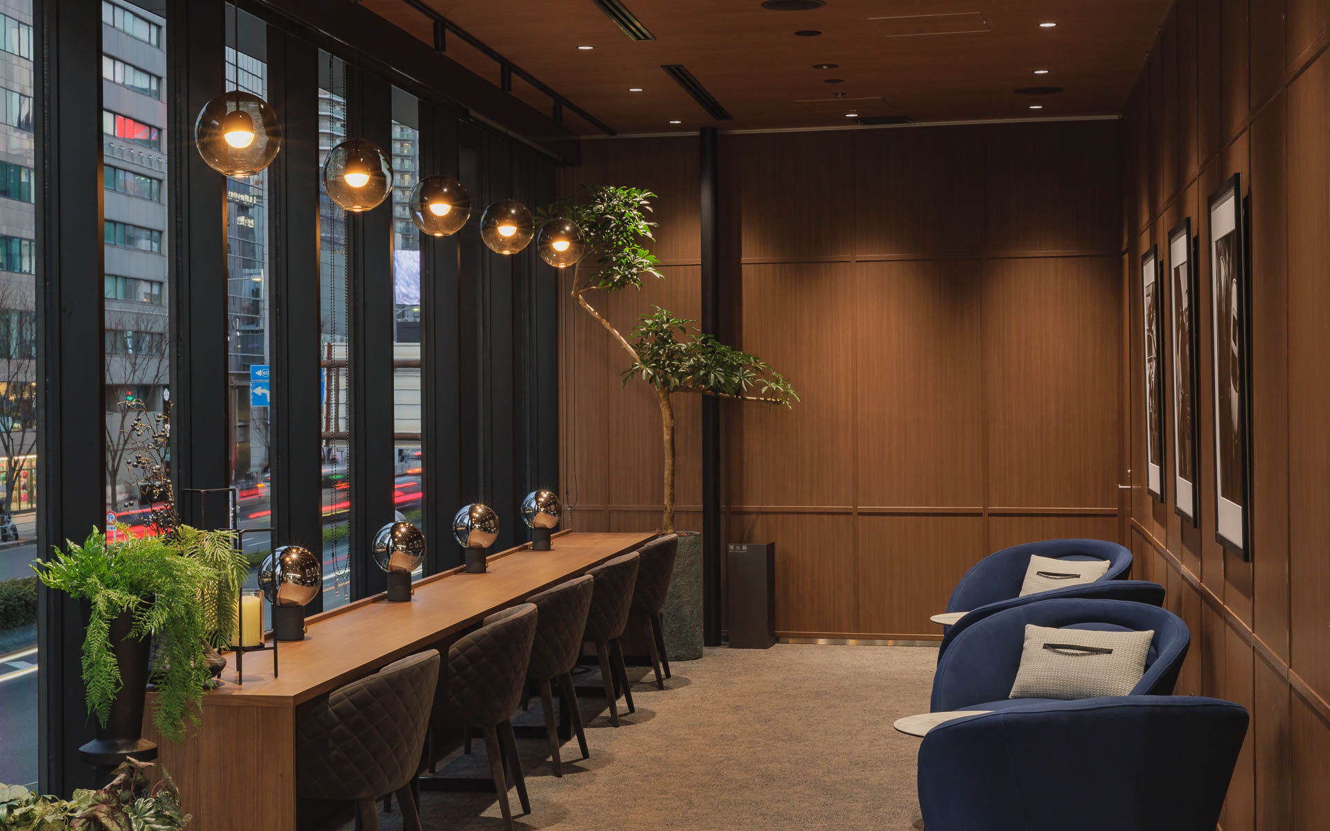 2階はカフェで購入したドリンクが飲めるソファ席やアートの展示スペースが設けられている