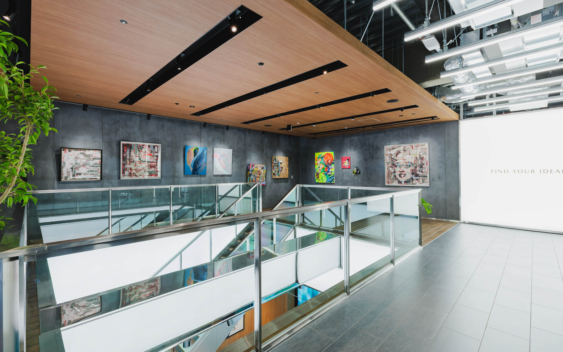 2階はカフェで購入したドリンクが飲めるソファ席やアートの展示スペースが設けられている