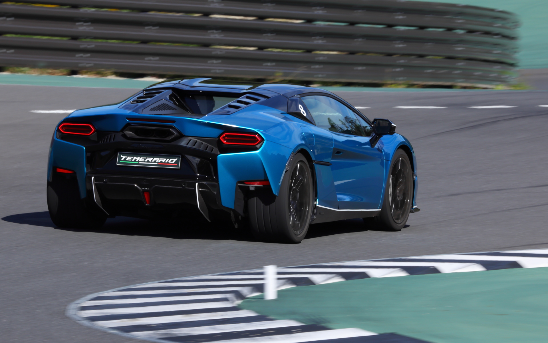 7000rpmを過ぎてからのサウンドは大排気量のスーパーバイクでフルパワーにした時の音に近い