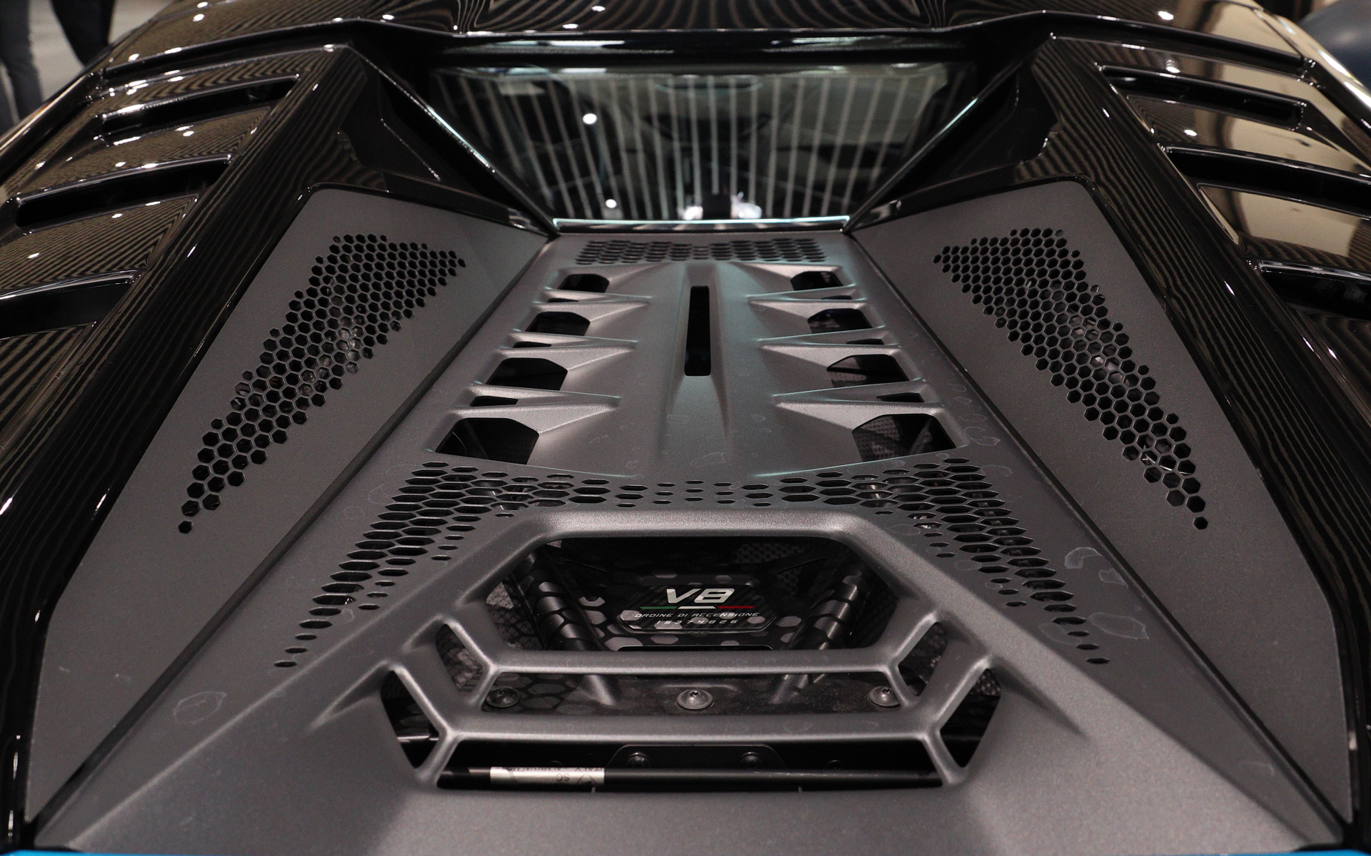 搭載するV型8気筒4.0リッターツインターボエンジンは最高出力800PS/9000-9750rpm、最大トルク730Nm/4000-7000rpmを発生。サポート用電気モーターを3基搭載し、システム最高出力は920PS。0-100km/h加速2.7秒、最高速343km/hを誇る