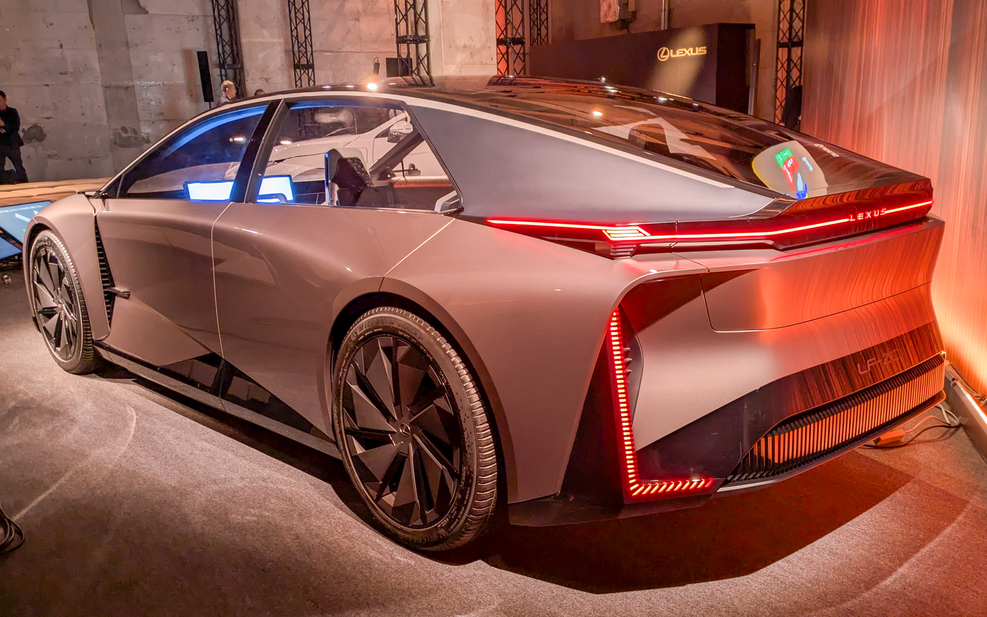 ジャパンモビリティショー2023で公開されたレクサス次世代BEVのコンセプトモデル「LF-ZC」も展示されていた