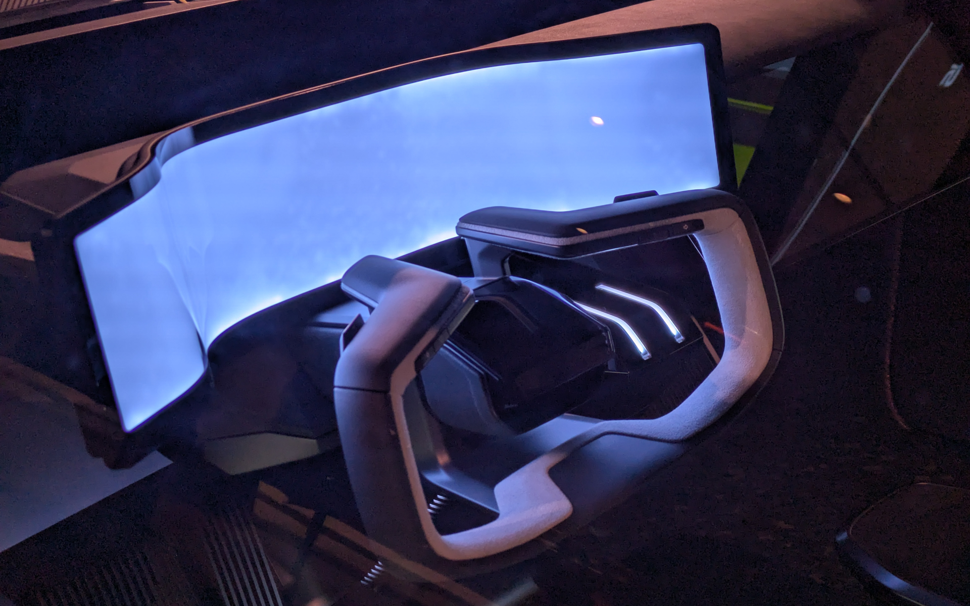 ステアリングはすでに「ステア・バイ・ワイヤ・システム」を想定しているようだ