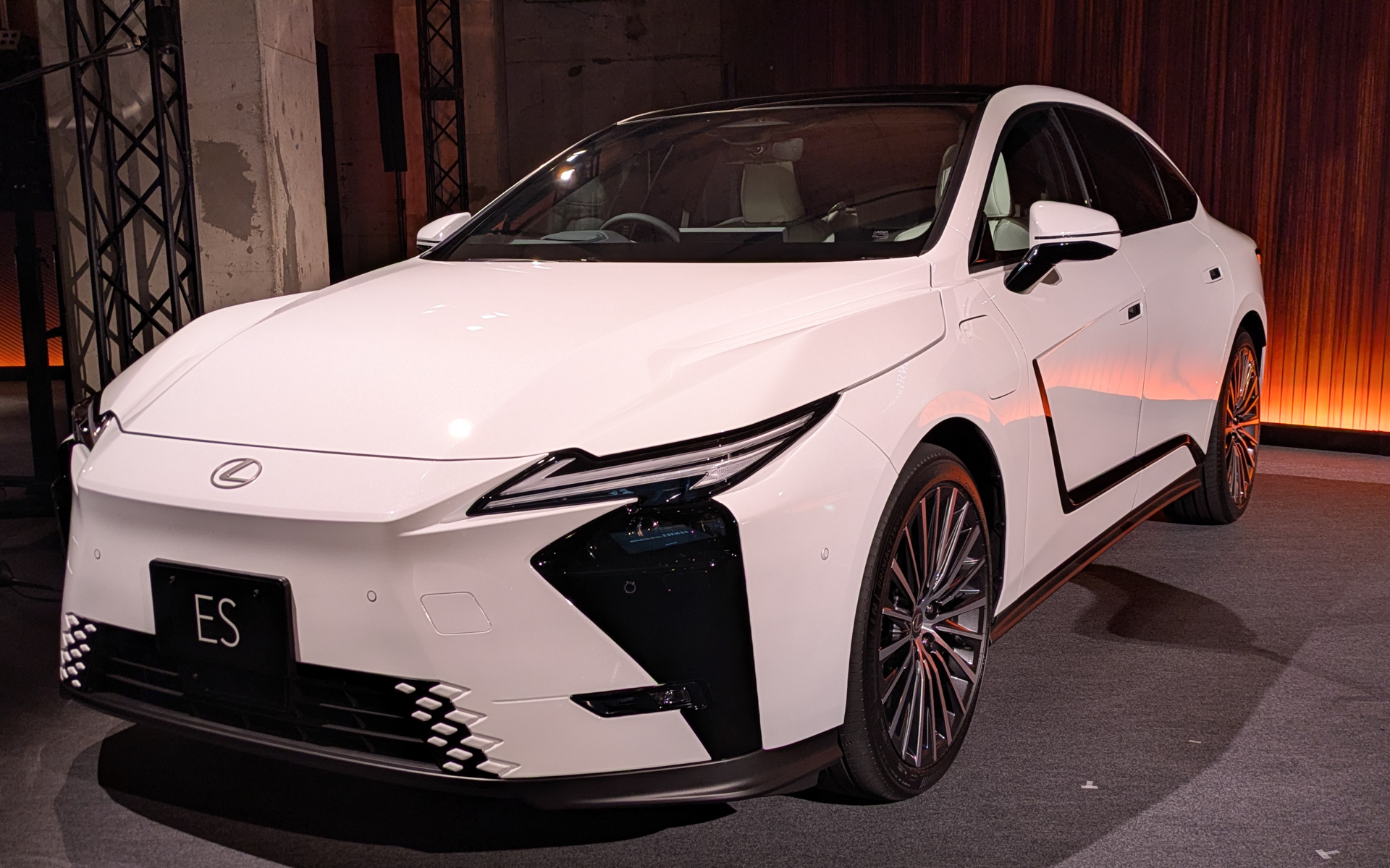 日本初公開となった新型ES 350e（日本仕様）