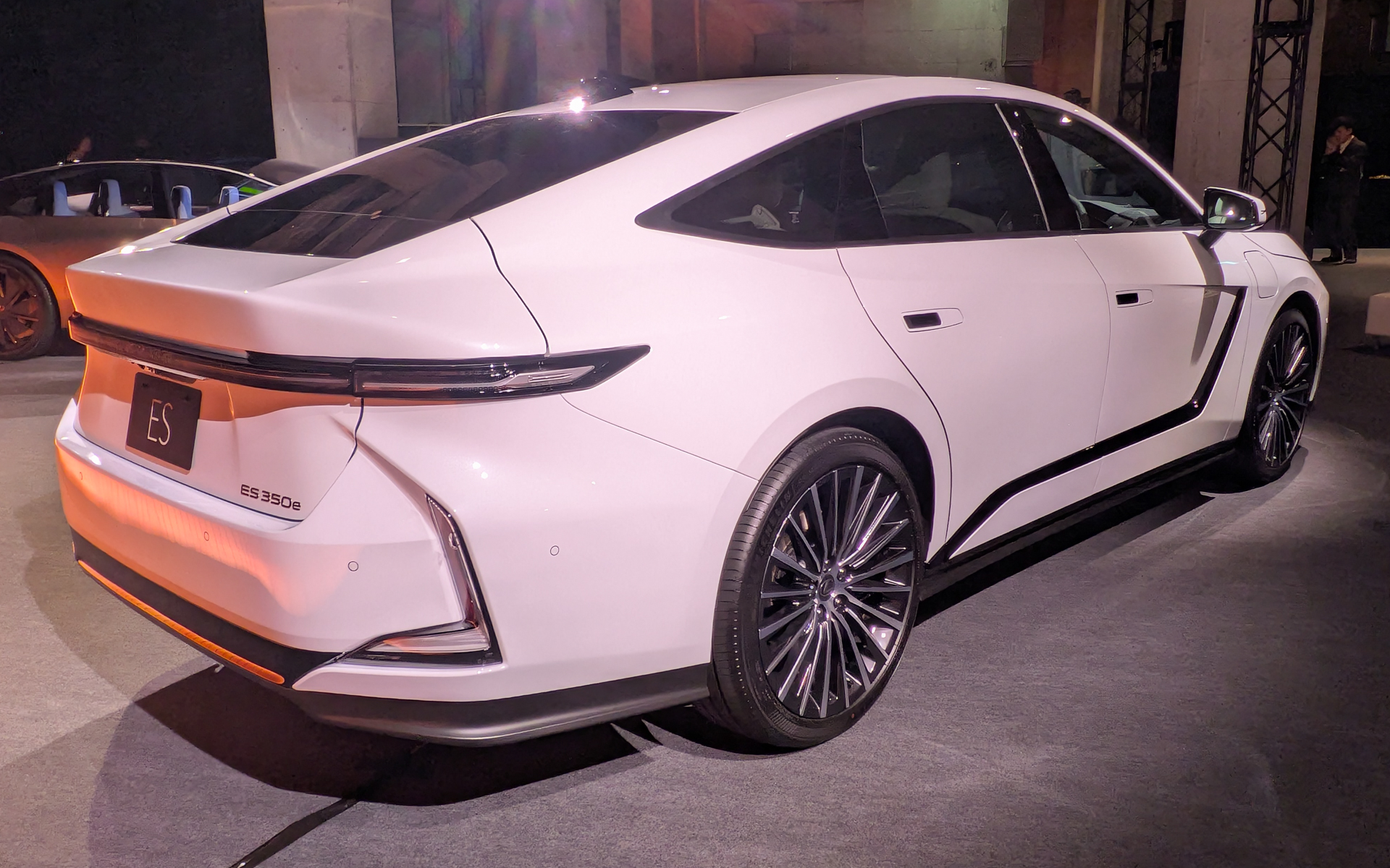 ES 350eのボディサイズは5140×1920×1560mm（全長×全幅×全高/ハイブリッドモデルは全高1555mm）、ホイールベースは2950mm、車両重量は1820kg～2285kg