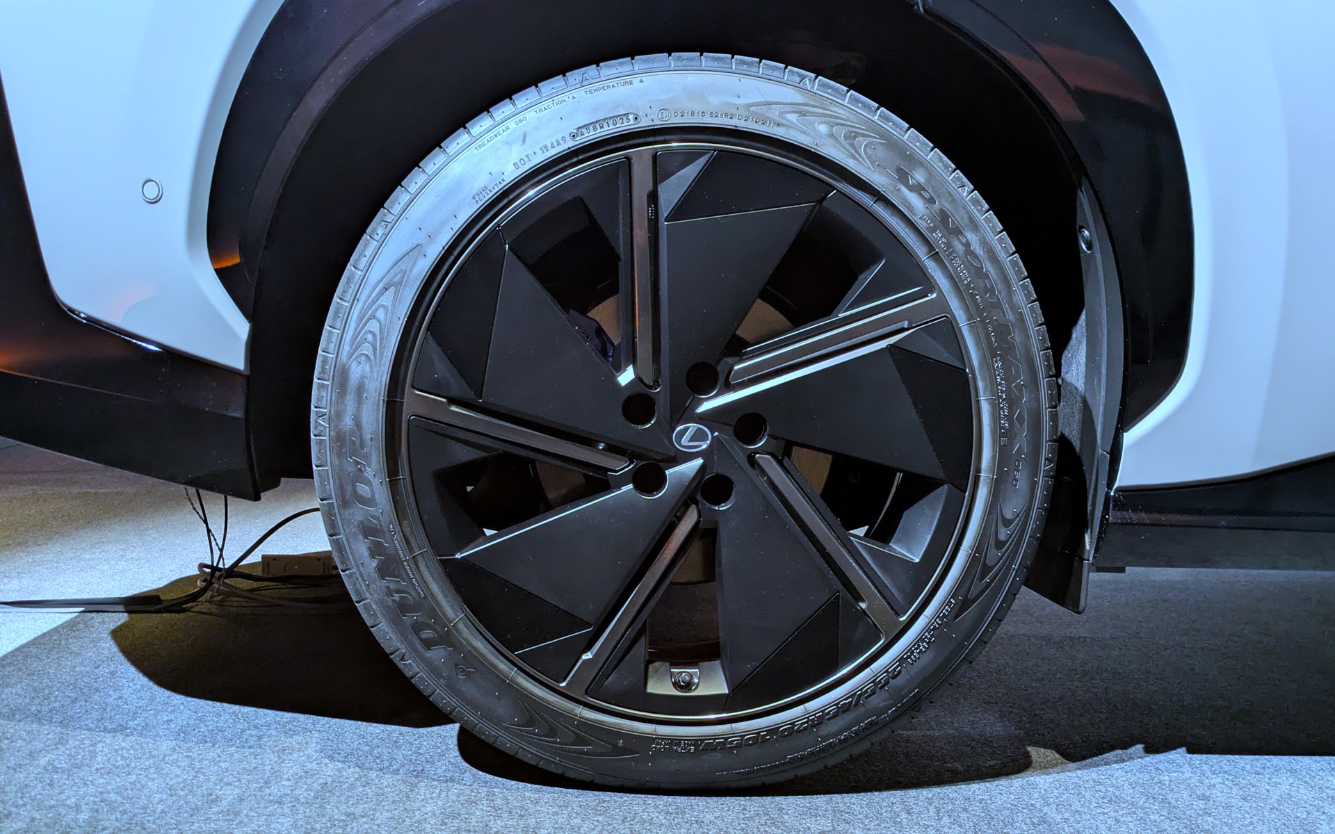 展示車両の装着タイヤはダンロップの「SP SPORTMAXX 060」でサイズは前後とも235/50R20 104V