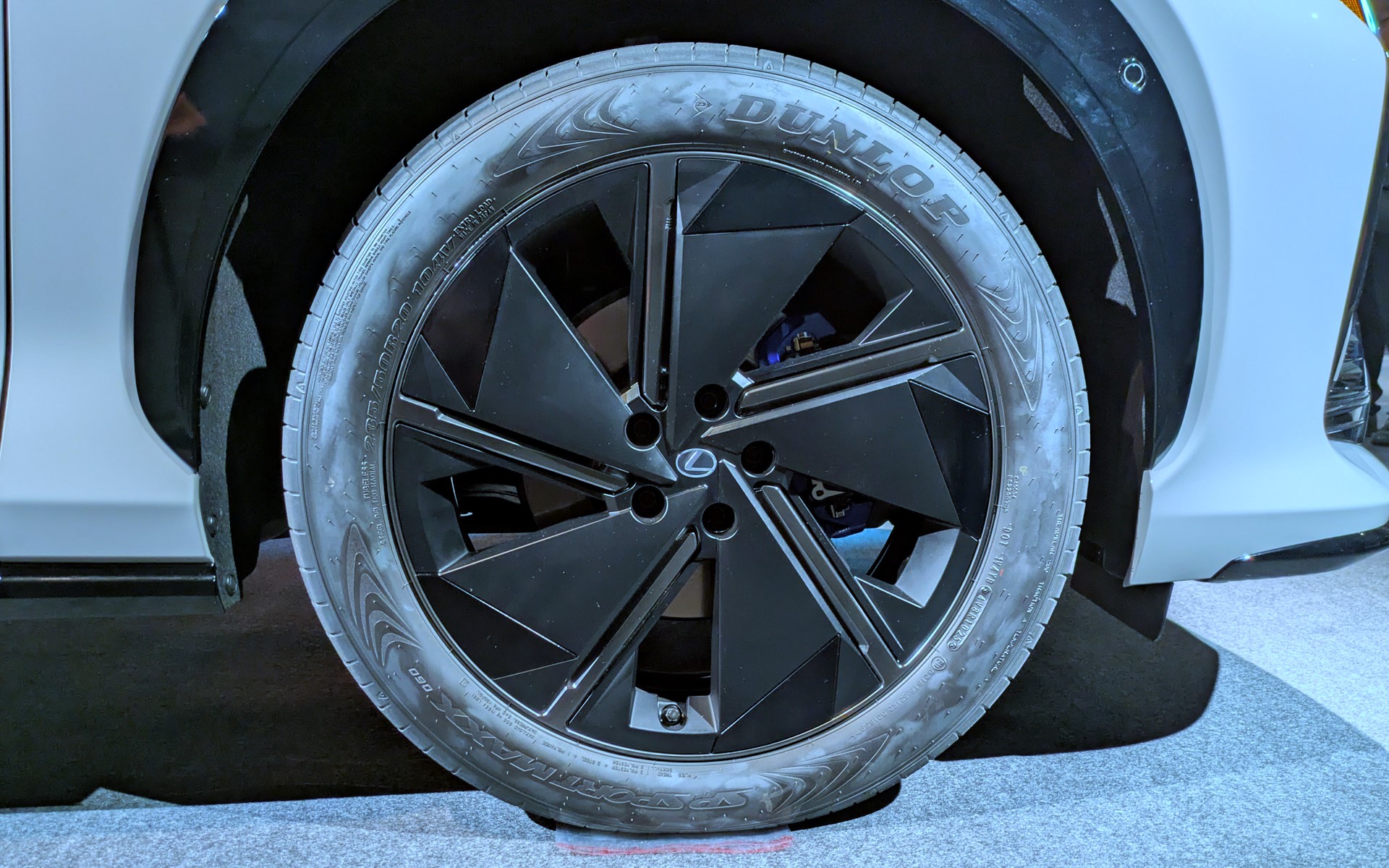 展示車両の装着タイヤはダンロップの「SP SPORTMAXX 060」でサイズは前後とも235/50R20 104V