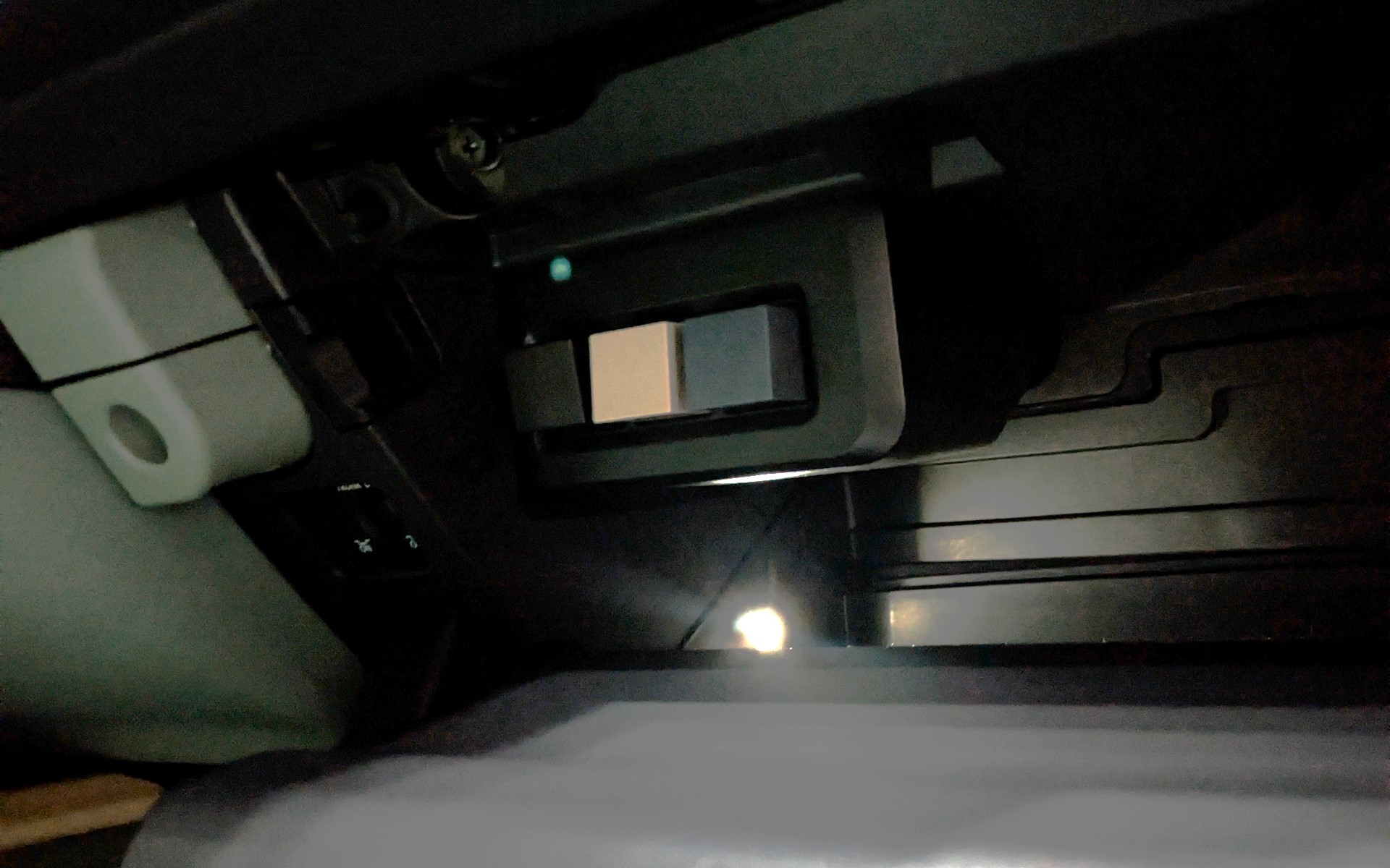 グローブボックス内にフレグランスを差し込むためのスロットが3個設置されている